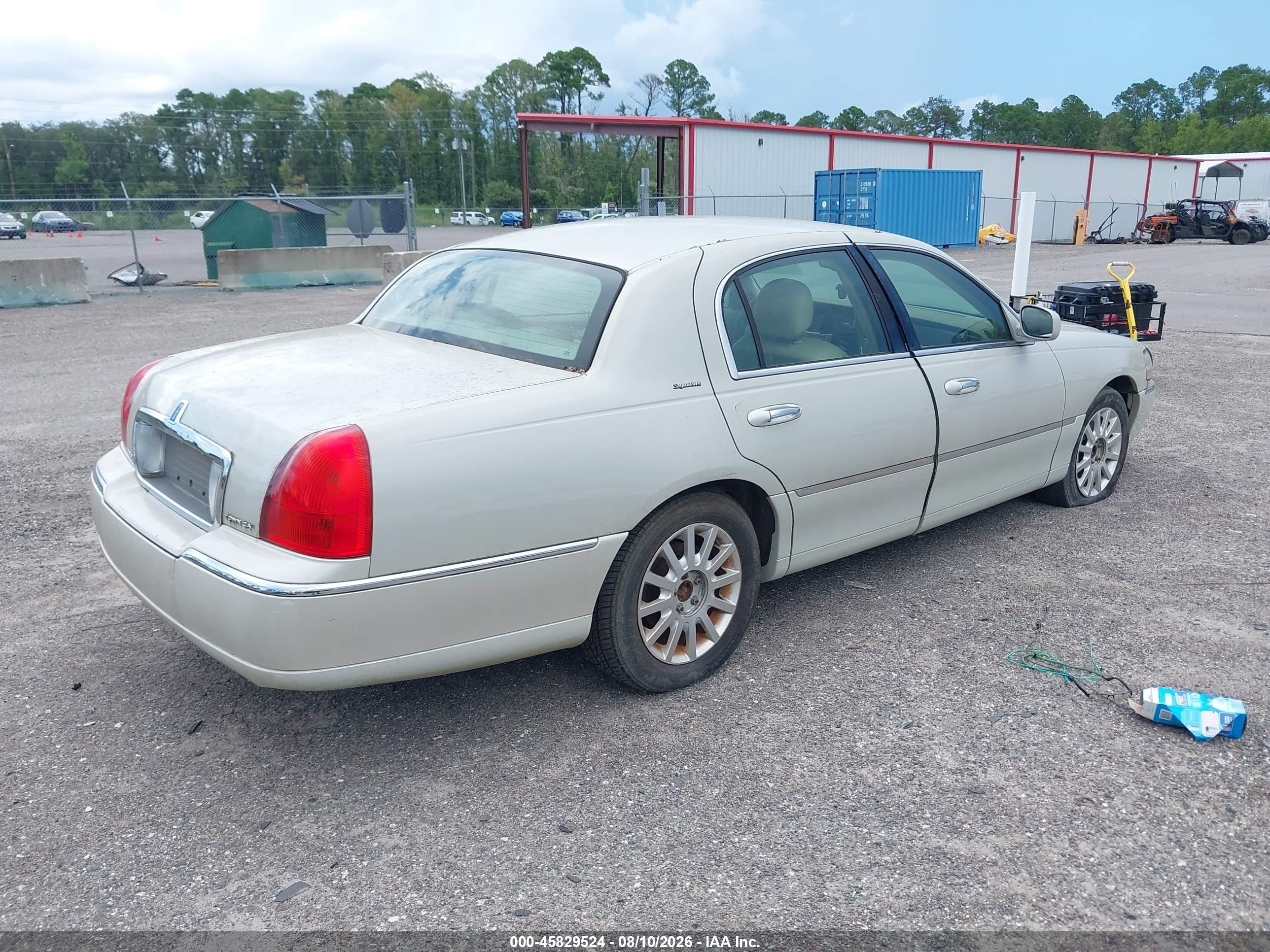 2006 Lincoln Town Car Signature Cream vin: 1LNHM81W56Y601600