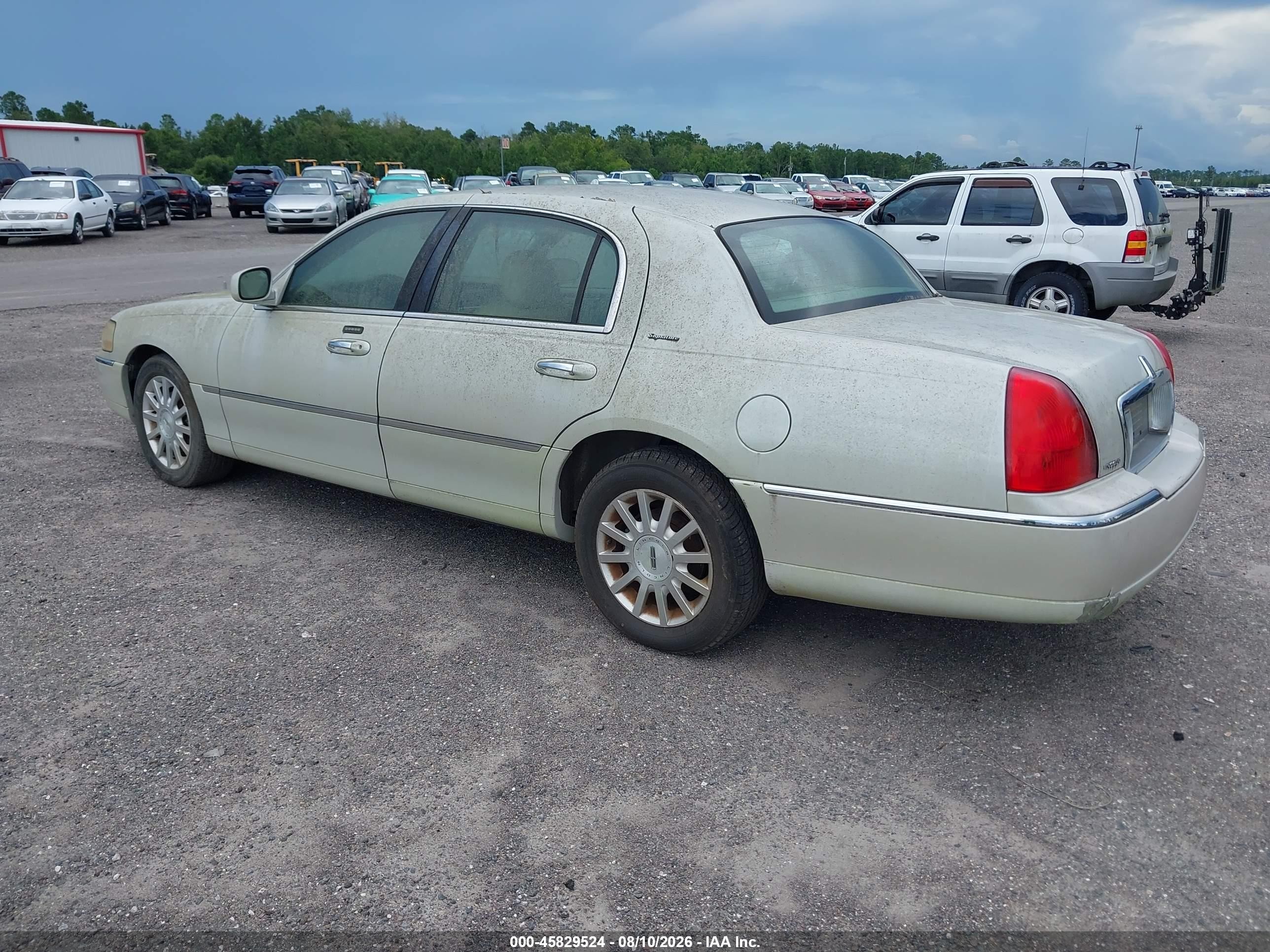 2006 Lincoln Town Car Signature Cream vin: 1LNHM81W56Y601600