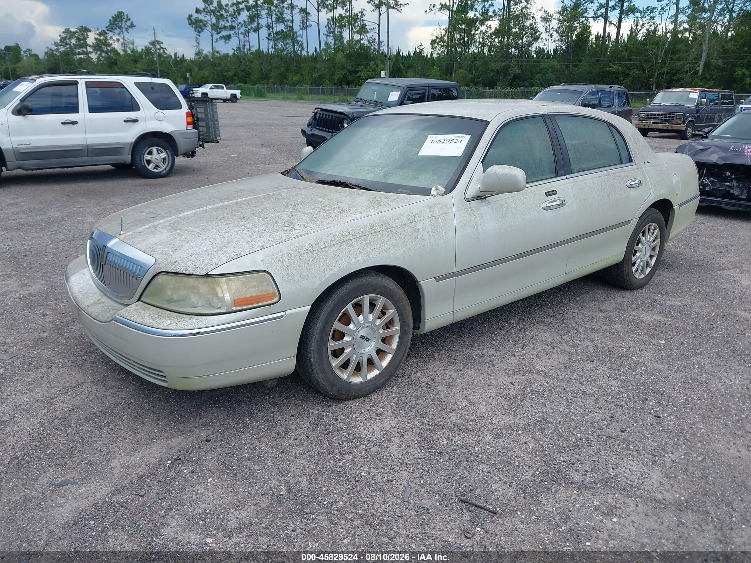 2006 Lincoln Town Car Signature Cream vin: 1LNHM81W56Y601600