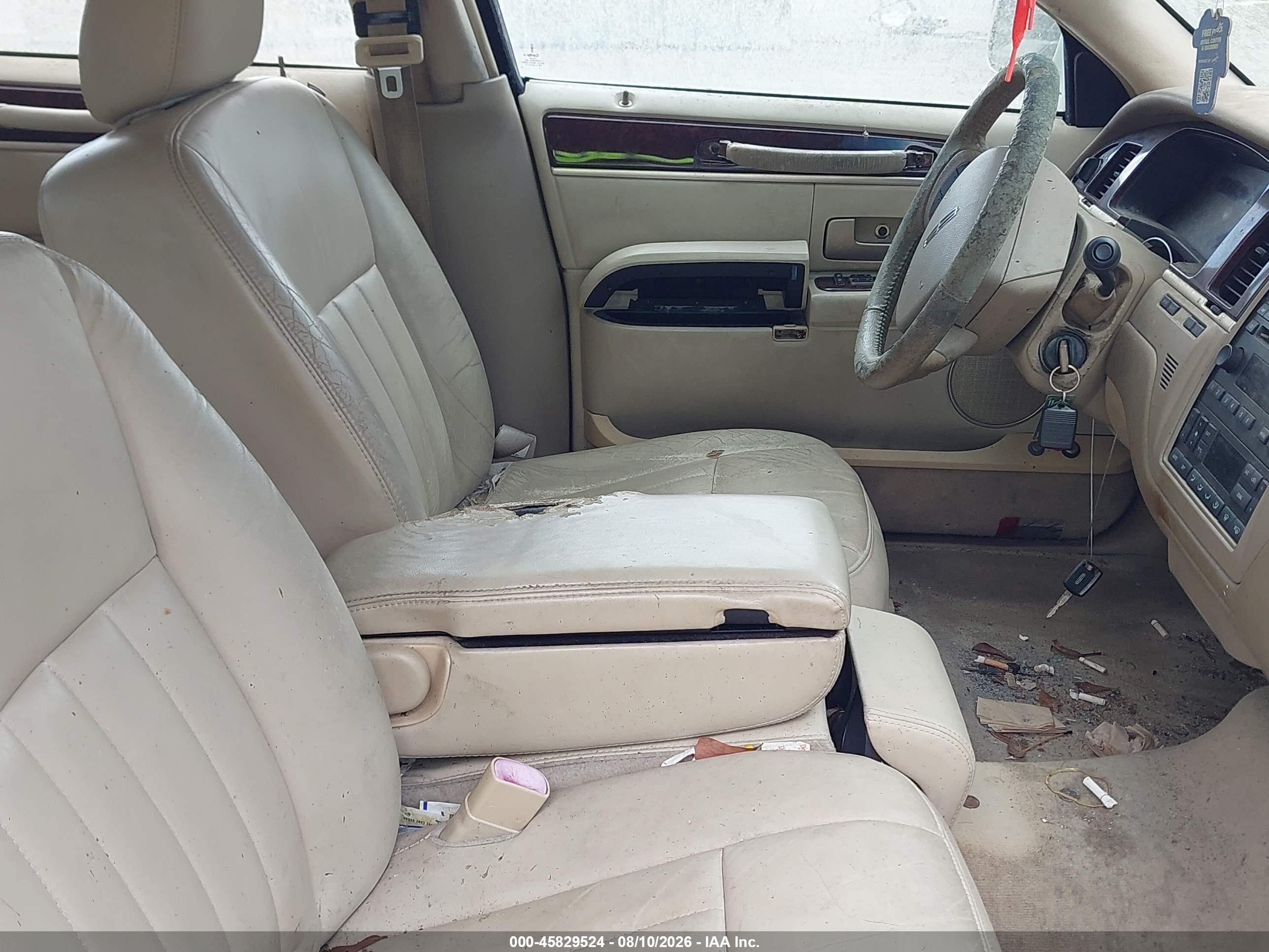 2006 Lincoln Town Car Signature Cream vin: 1LNHM81W56Y601600