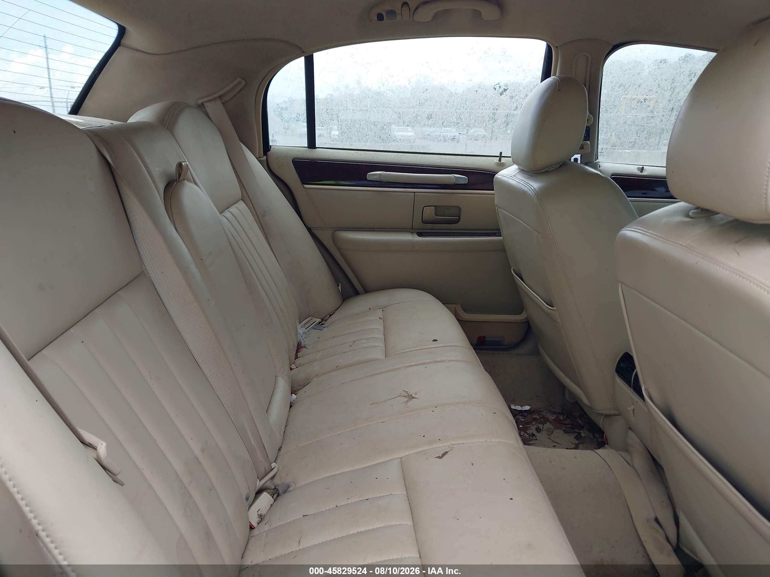 2006 Lincoln Town Car Signature Cream vin: 1LNHM81W56Y601600