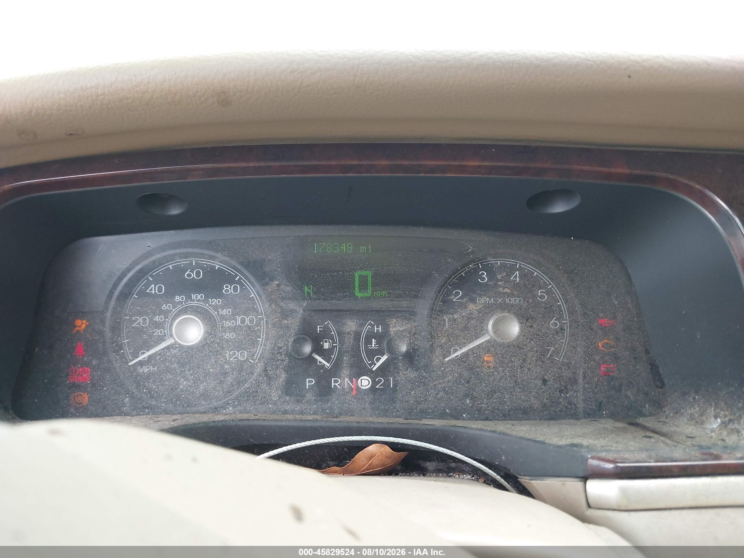 2006 Lincoln Town Car Signature Cream vin: 1LNHM81W56Y601600