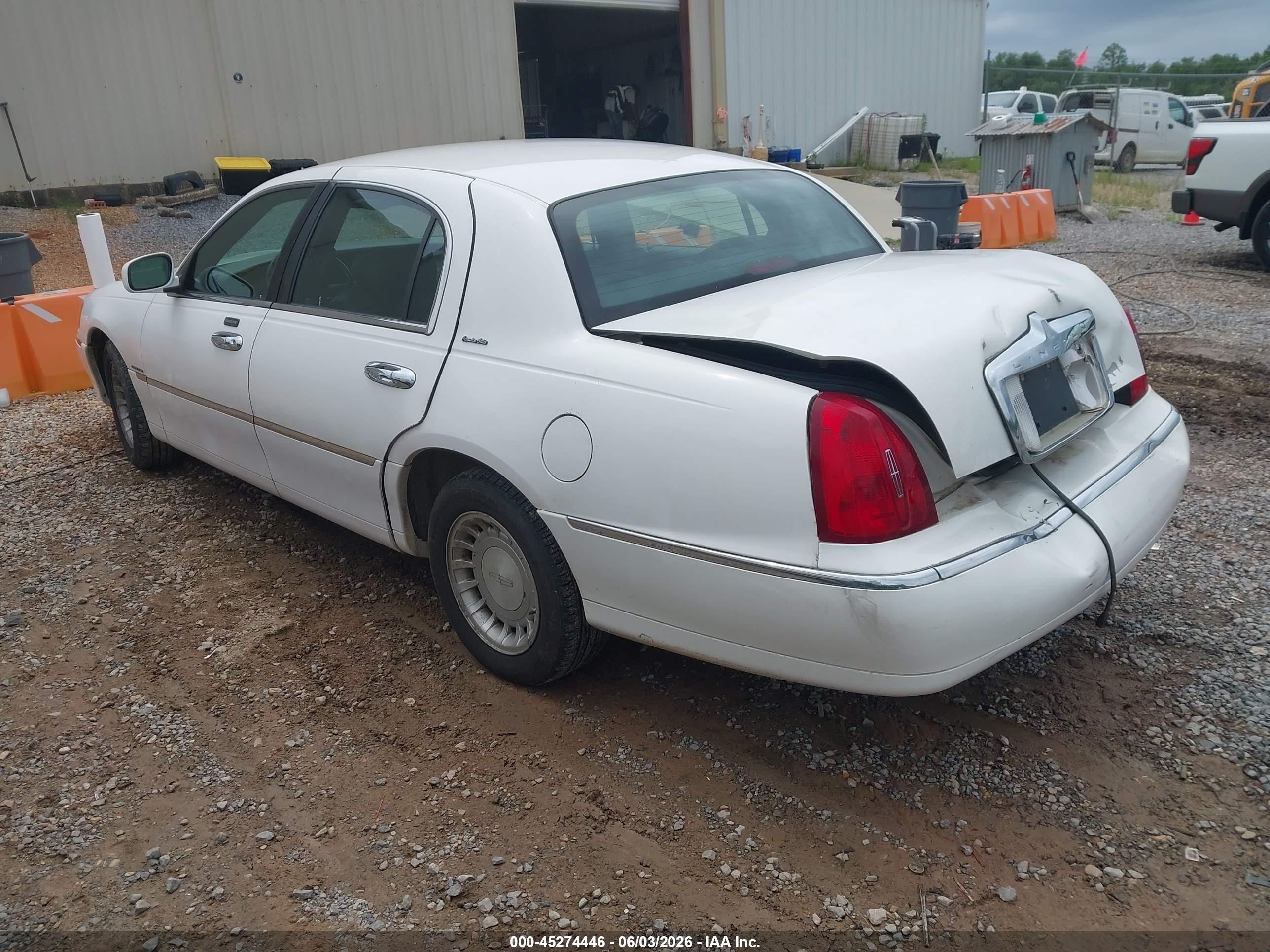 2001 Lincoln Town Car Executive White vin: 1LNHM81W61Y684429