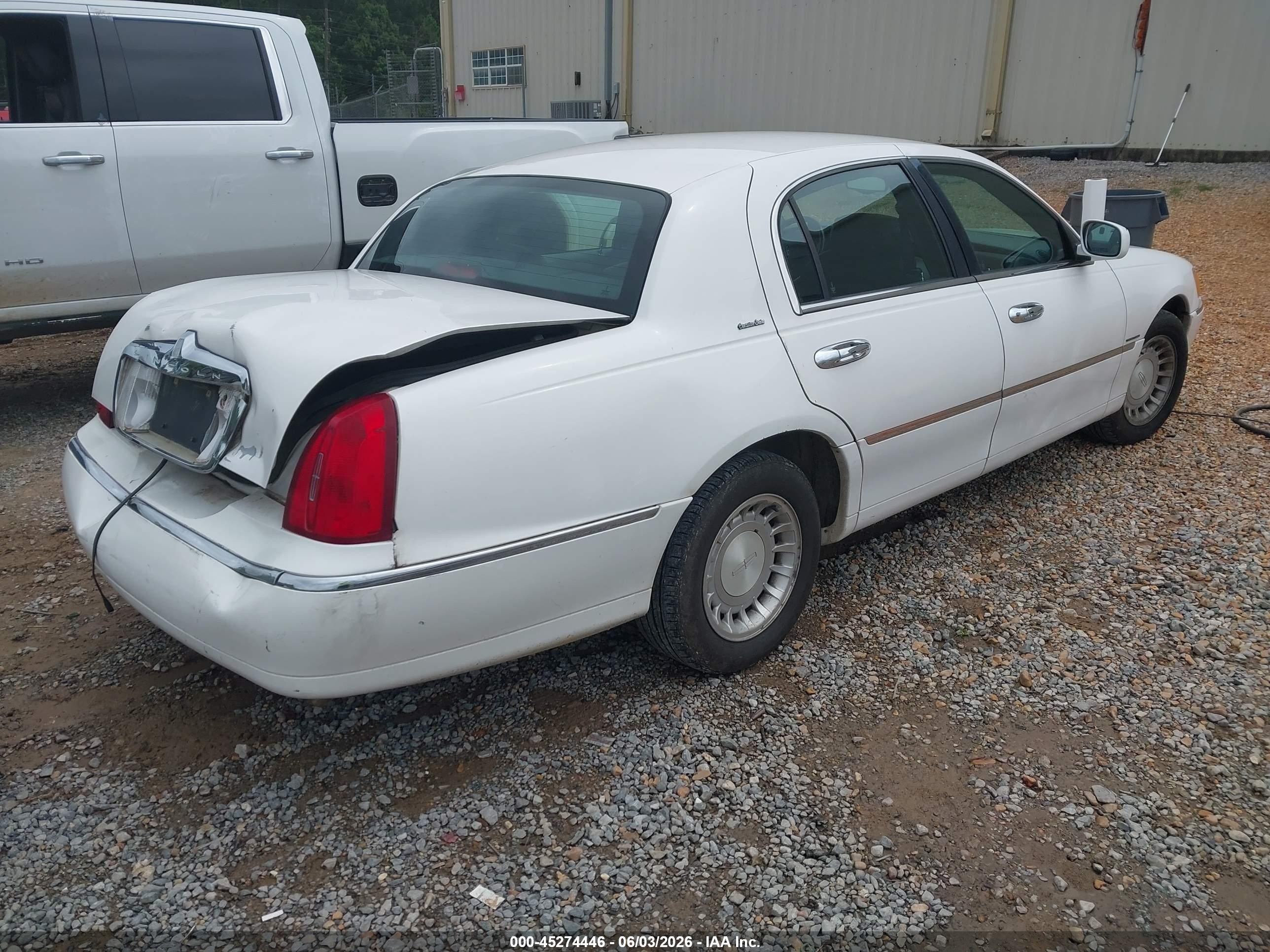 2001 Lincoln Town Car Executive White vin: 1LNHM81W61Y684429