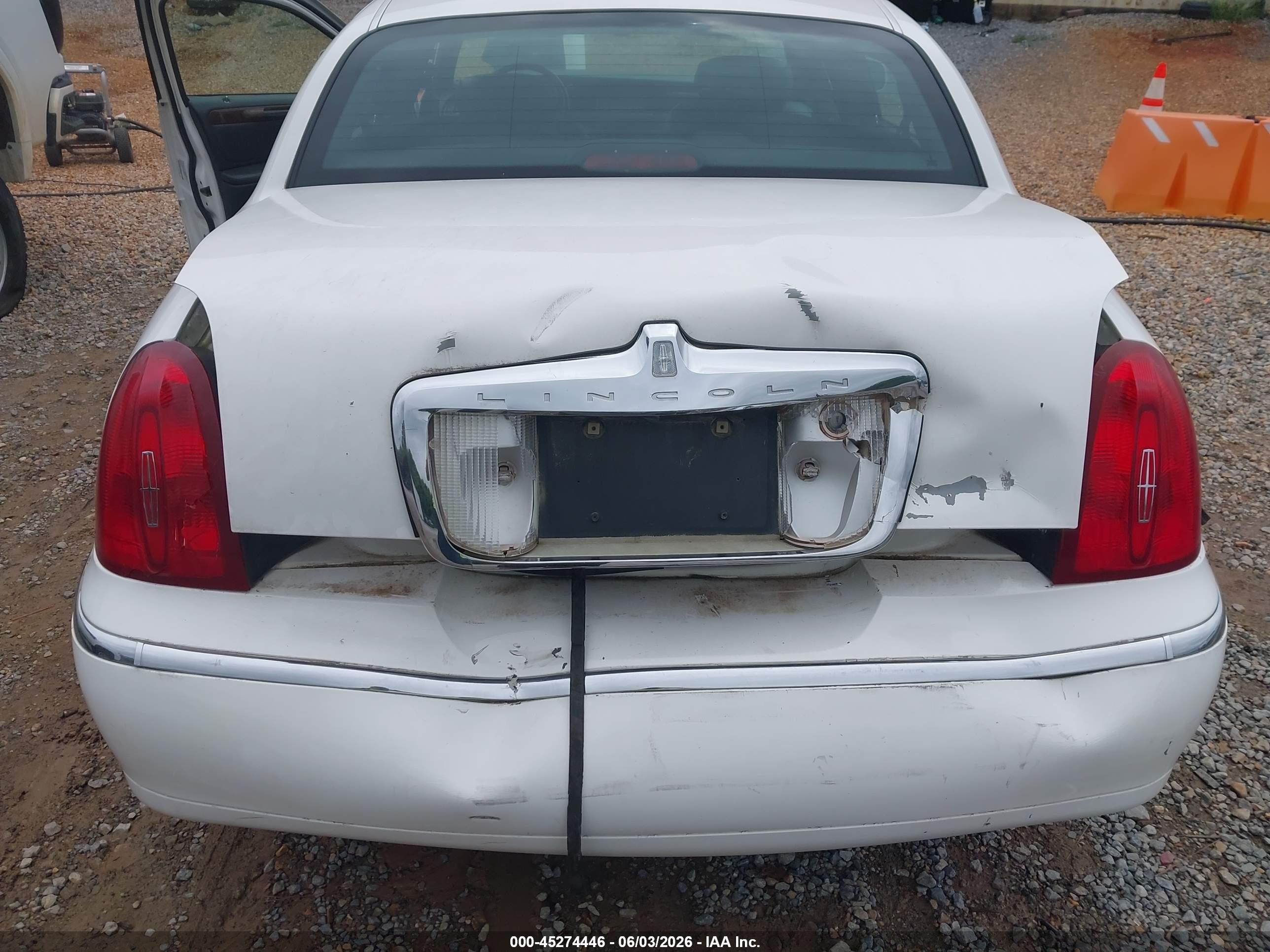 2001 Lincoln Town Car Executive White vin: 1LNHM81W61Y684429