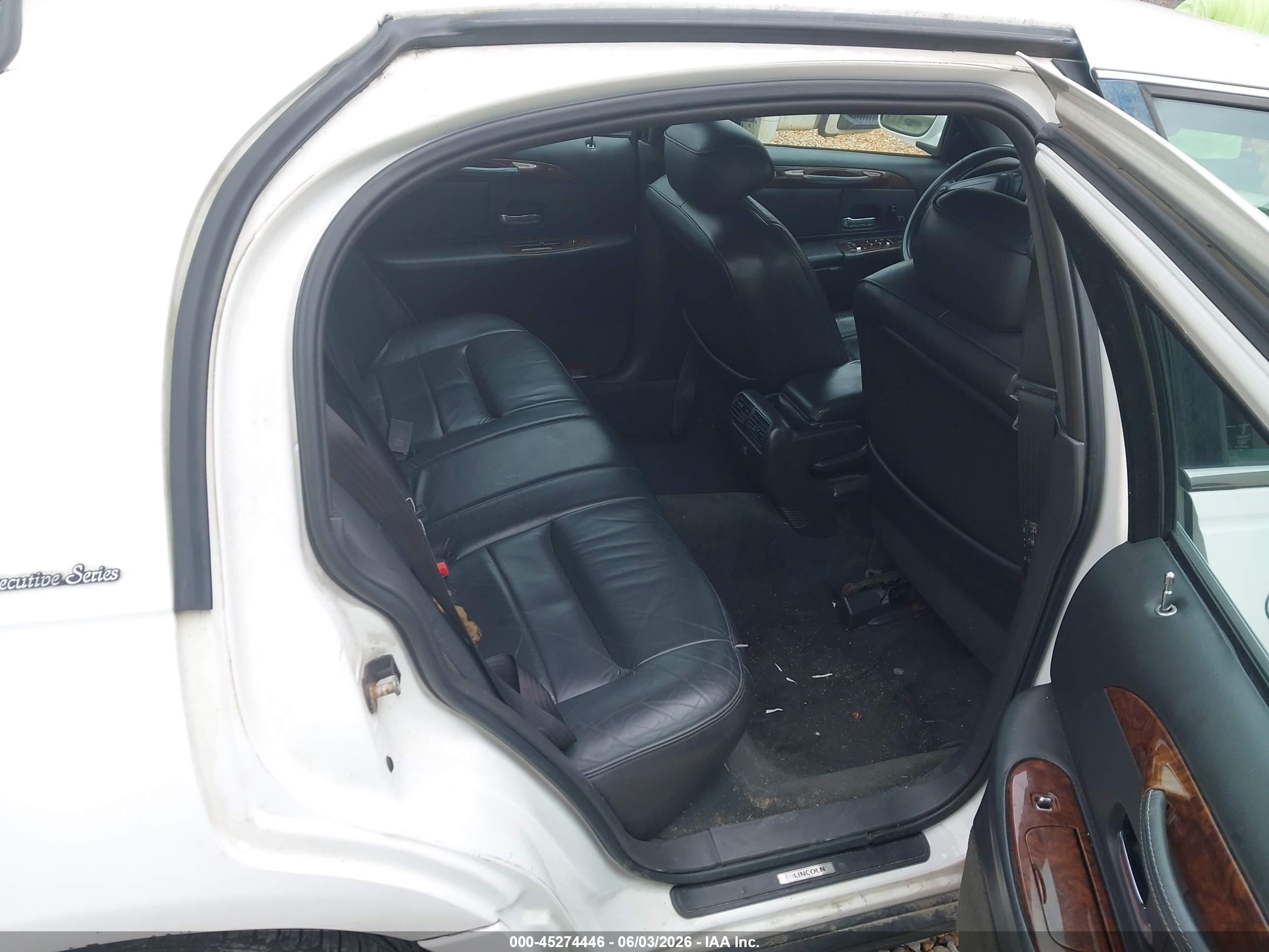 2001 Lincoln Town Car Executive White vin: 1LNHM81W61Y684429