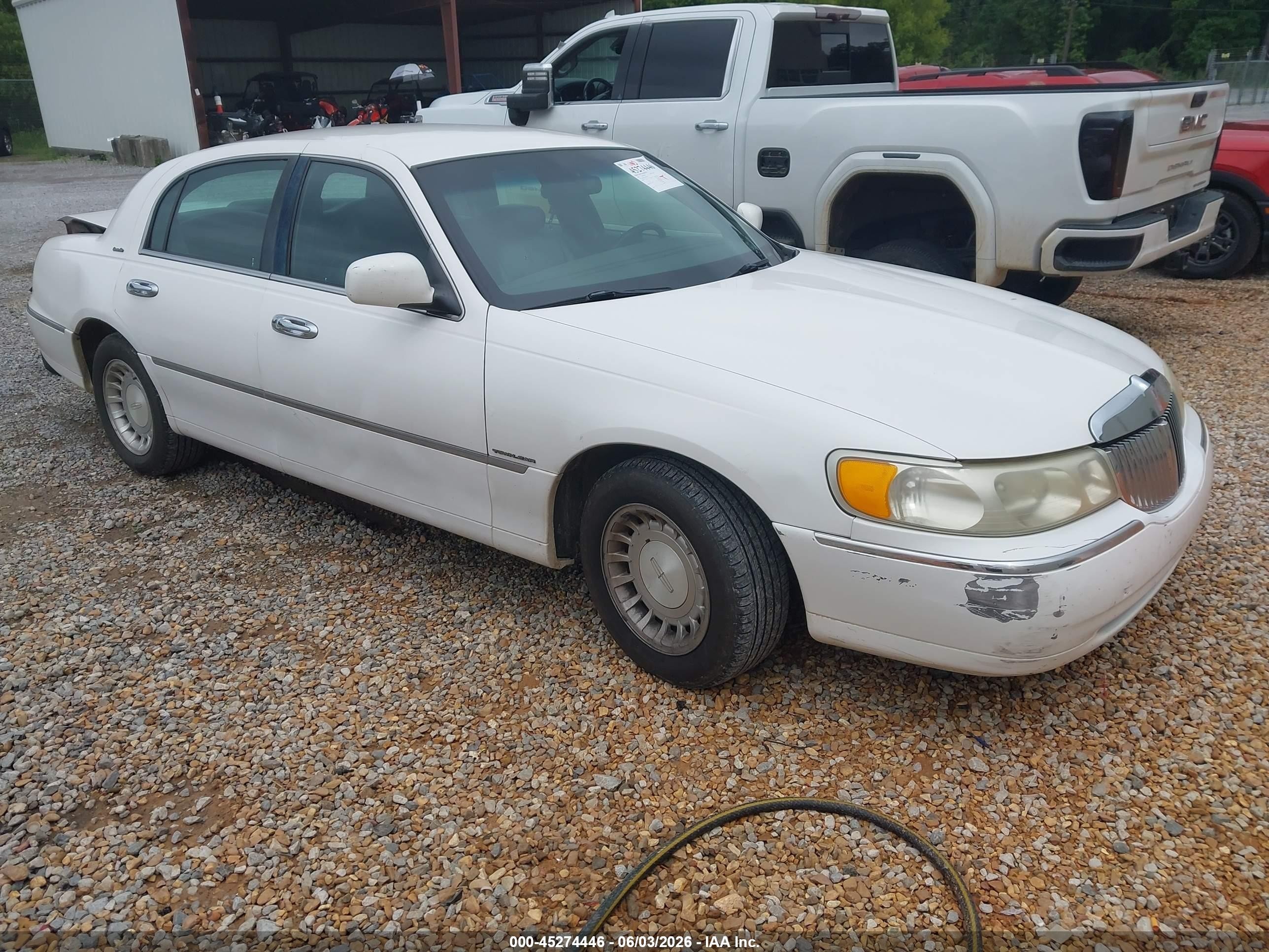 2001 Lincoln Town Car Executive White vin: 1LNHM81W61Y684429