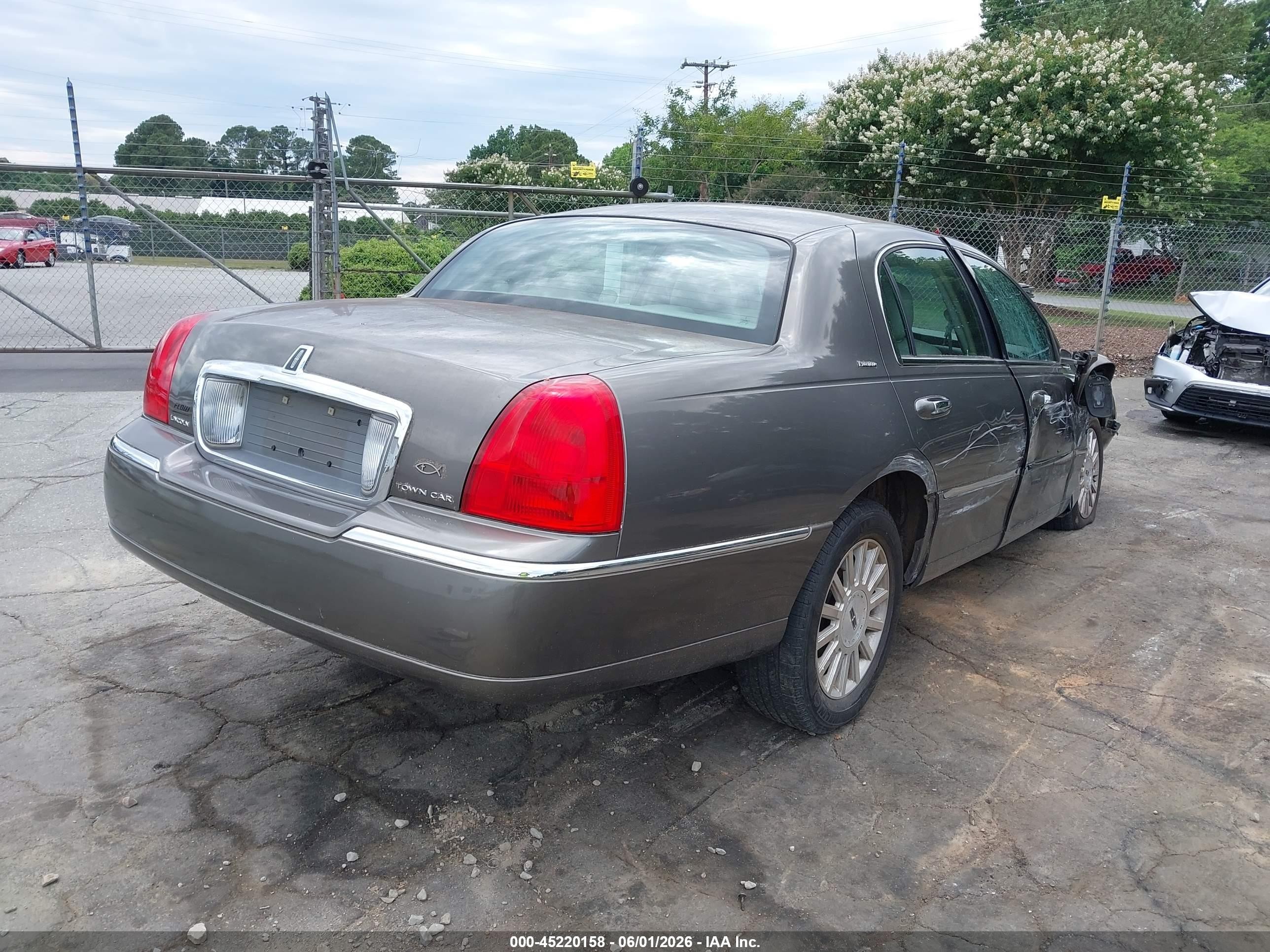 2003 Lincoln Town Car Executive Tan vin: 1LNHM81W63Y623133