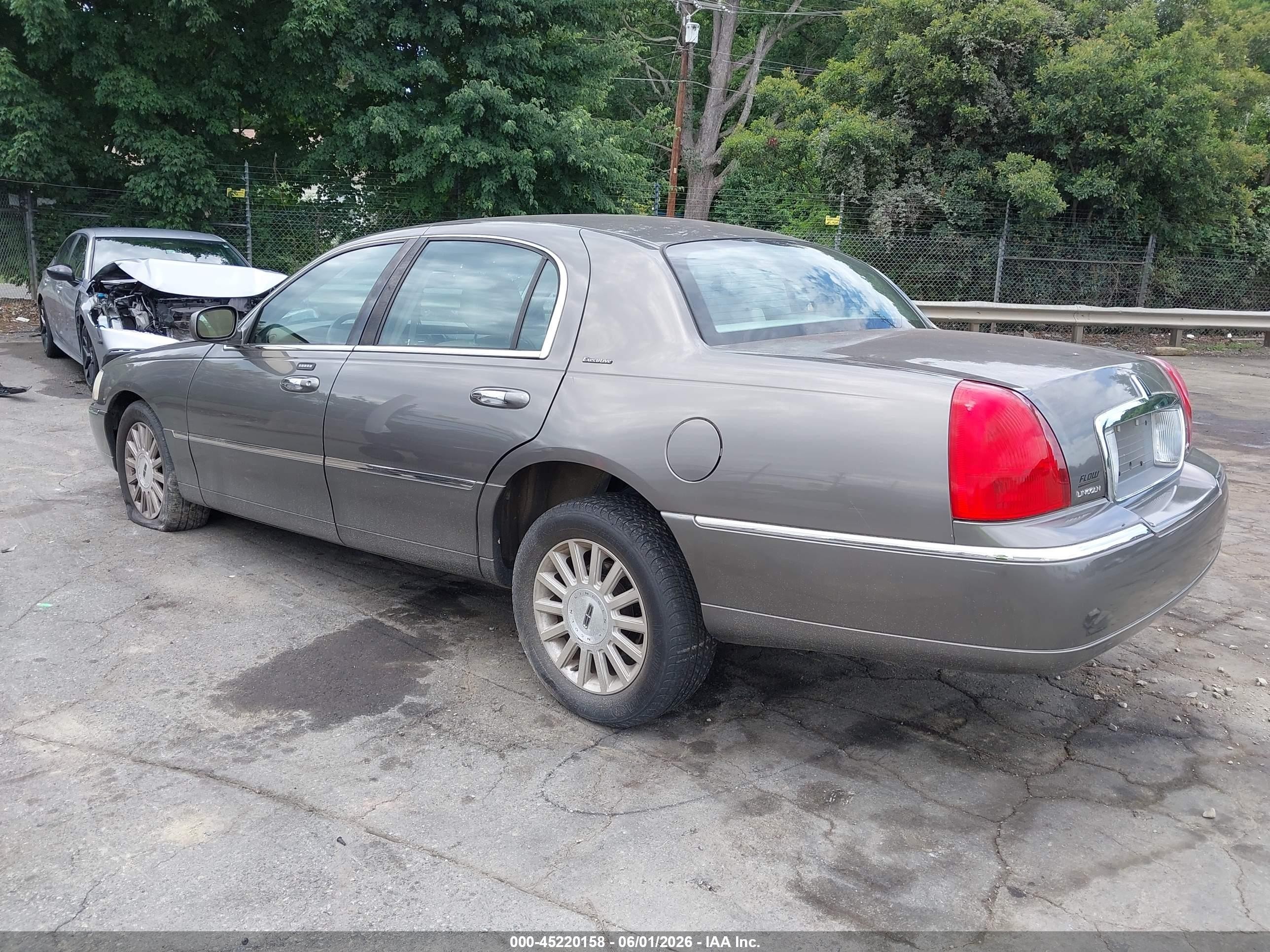 2003 Lincoln Town Car Executive Tan vin: 1LNHM81W63Y623133