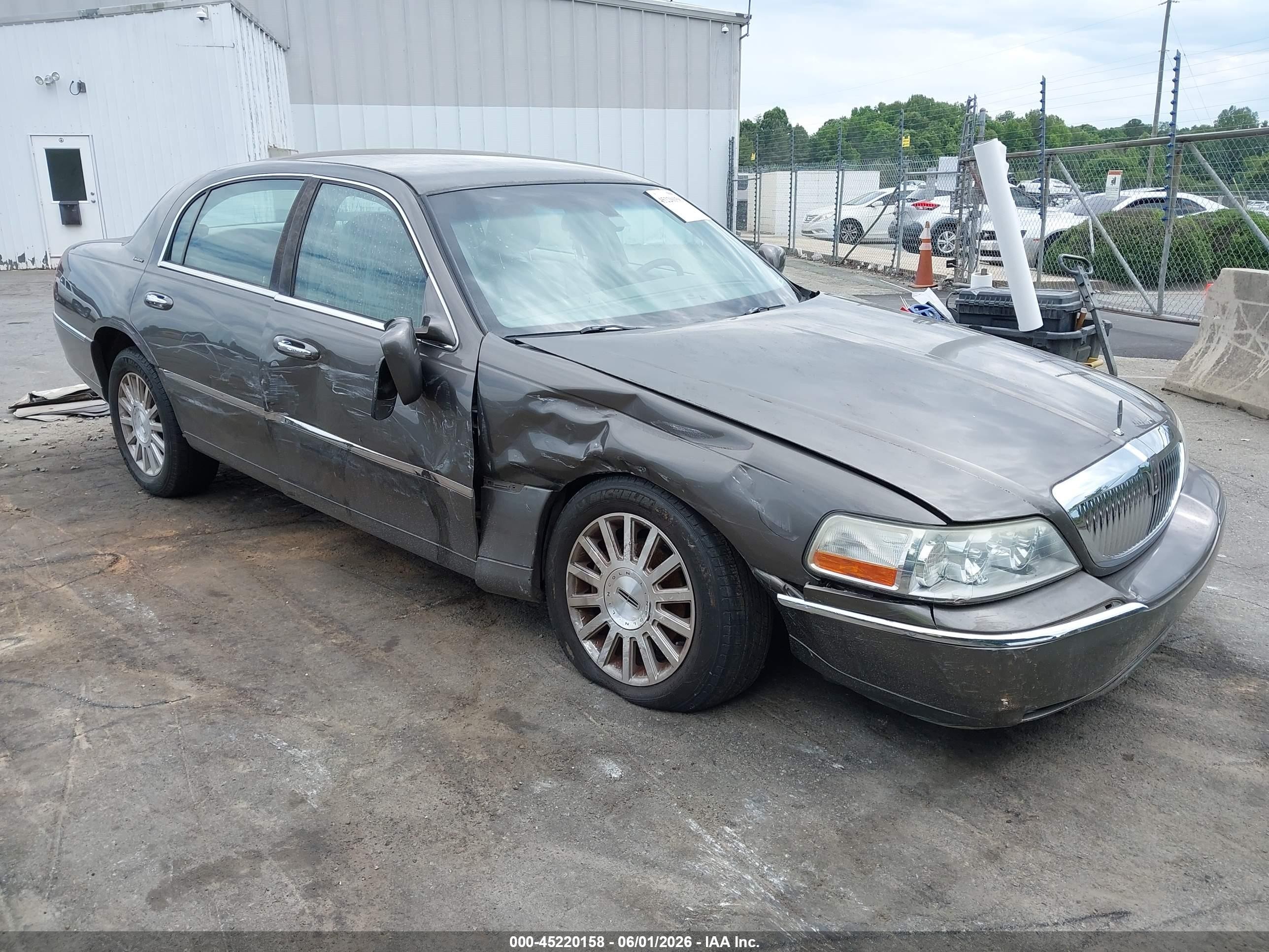 2003 Lincoln Town Car Executive Tan vin: 1LNHM81W63Y623133