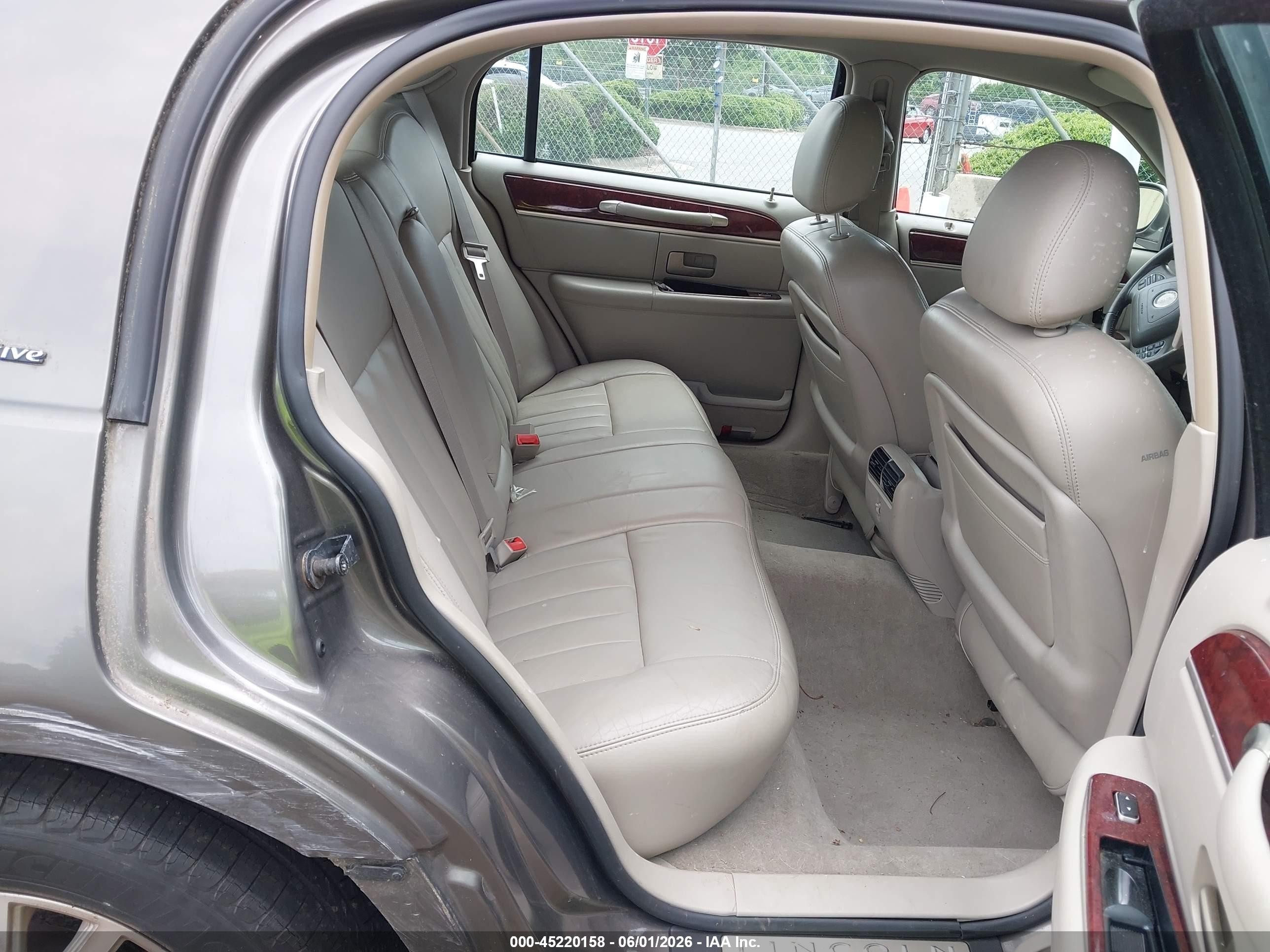 2003 Lincoln Town Car Executive Tan vin: 1LNHM81W63Y623133