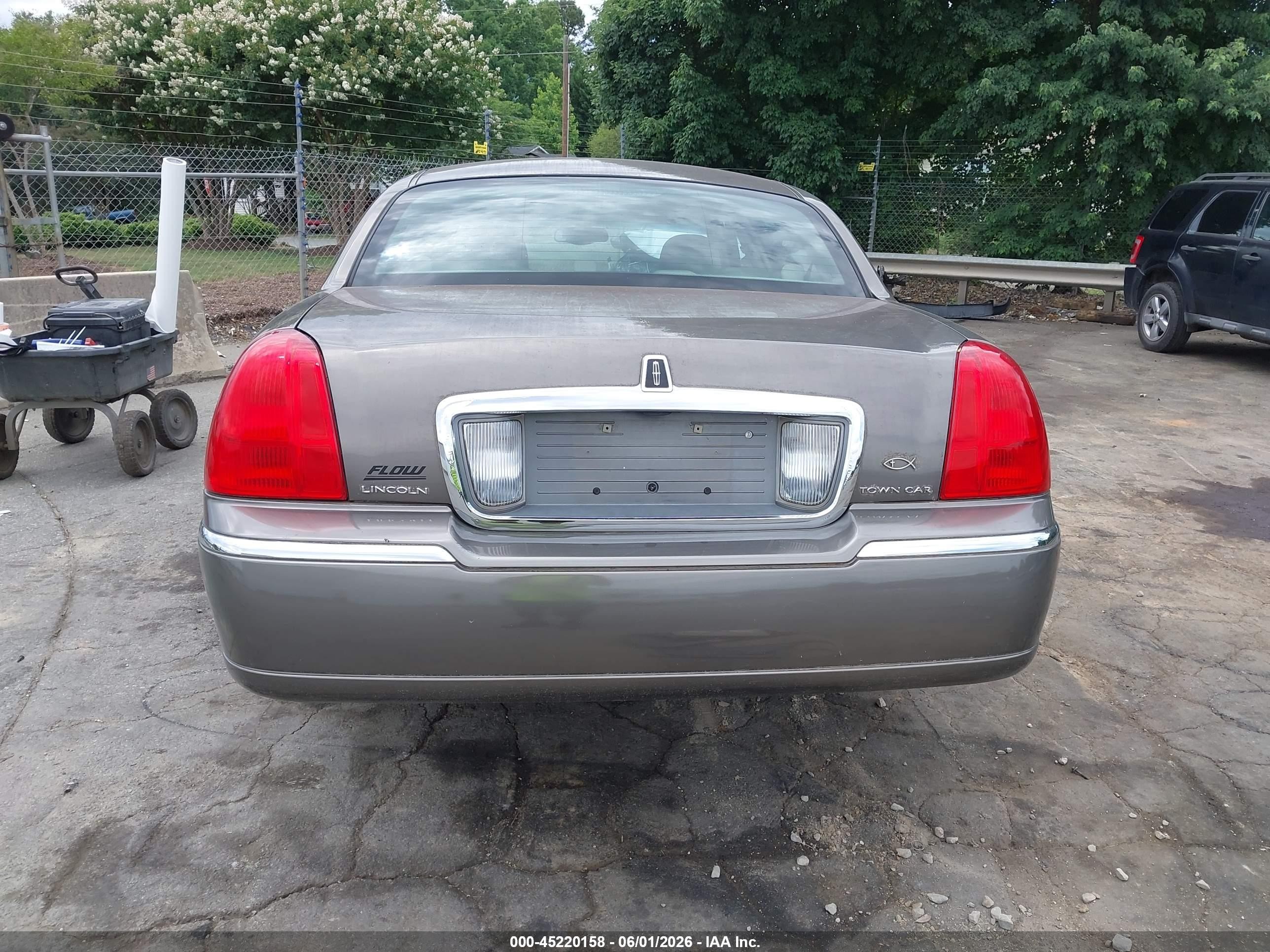2003 Lincoln Town Car Executive Tan vin: 1LNHM81W63Y623133