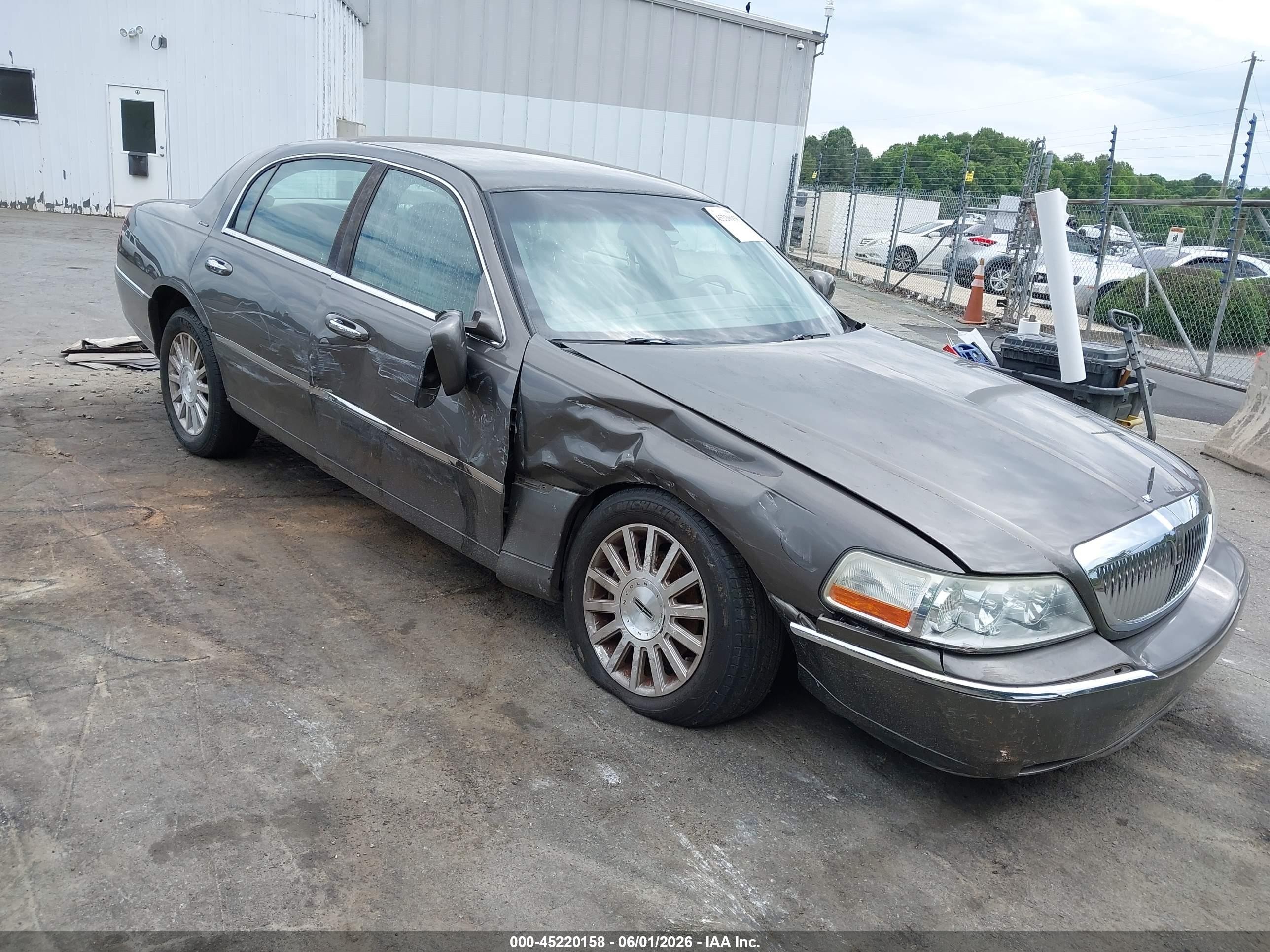 2003 Lincoln Town Car Executive Tan vin: 1LNHM81W63Y623133