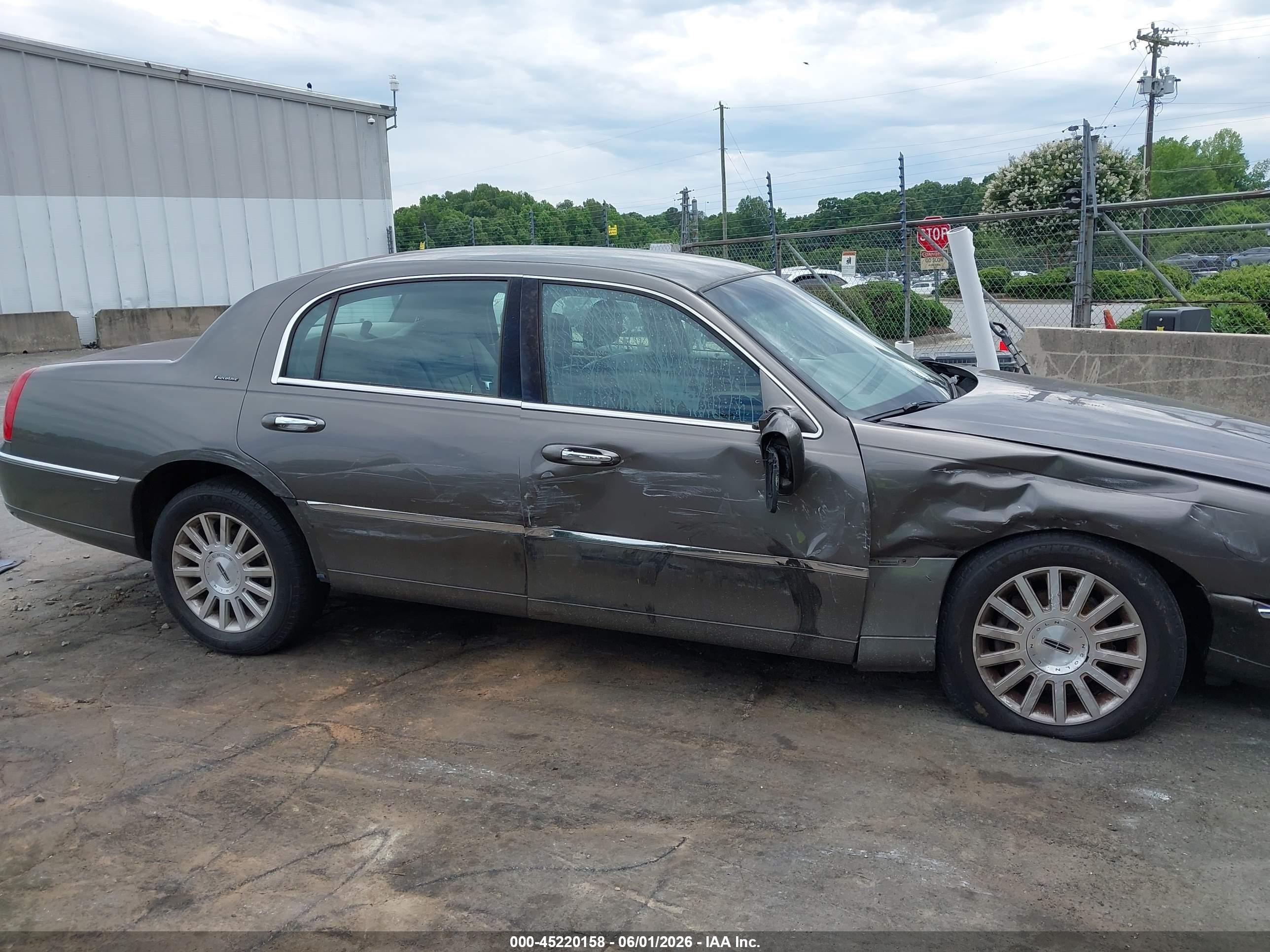 2003 Lincoln Town Car Executive Tan vin: 1LNHM81W63Y623133