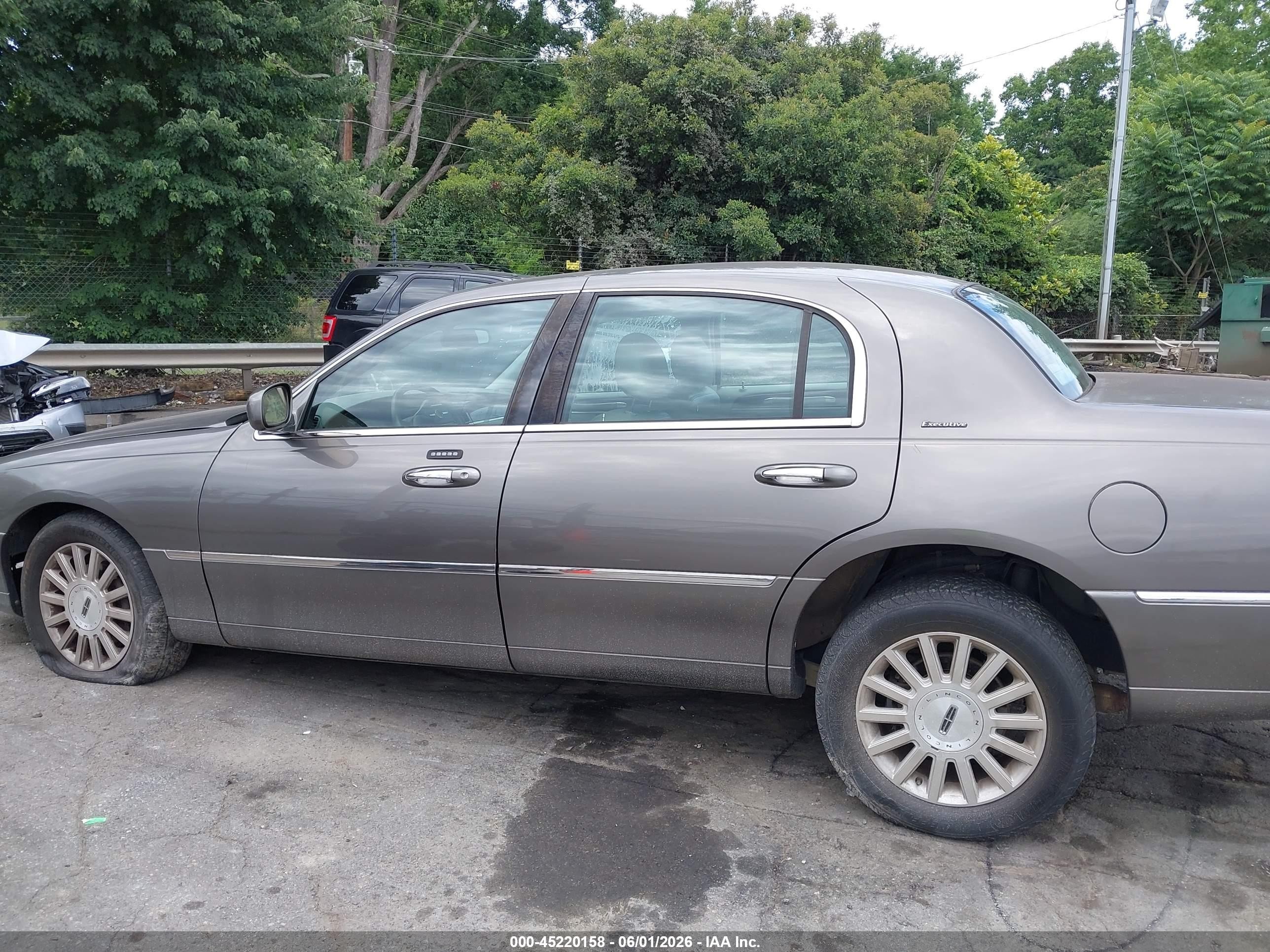 2003 Lincoln Town Car Executive Tan vin: 1LNHM81W63Y623133