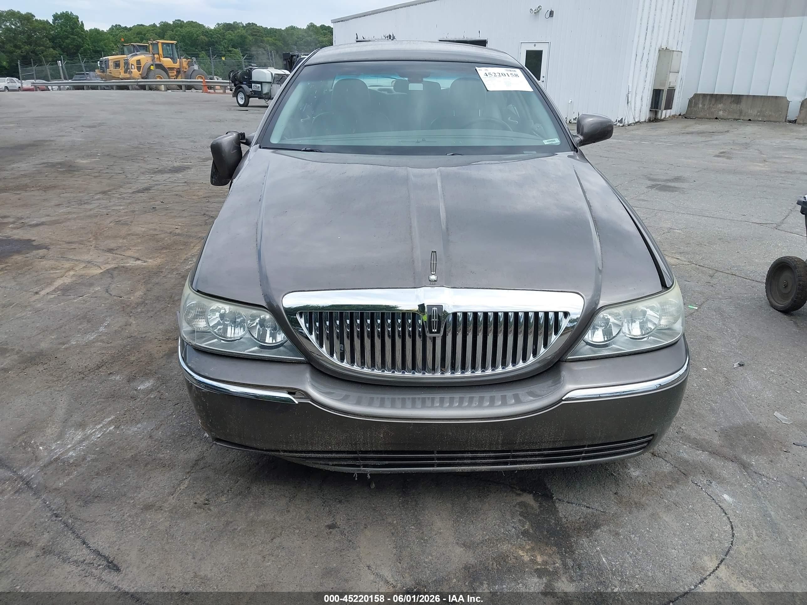2003 Lincoln Town Car Executive Tan vin: 1LNHM81W63Y623133