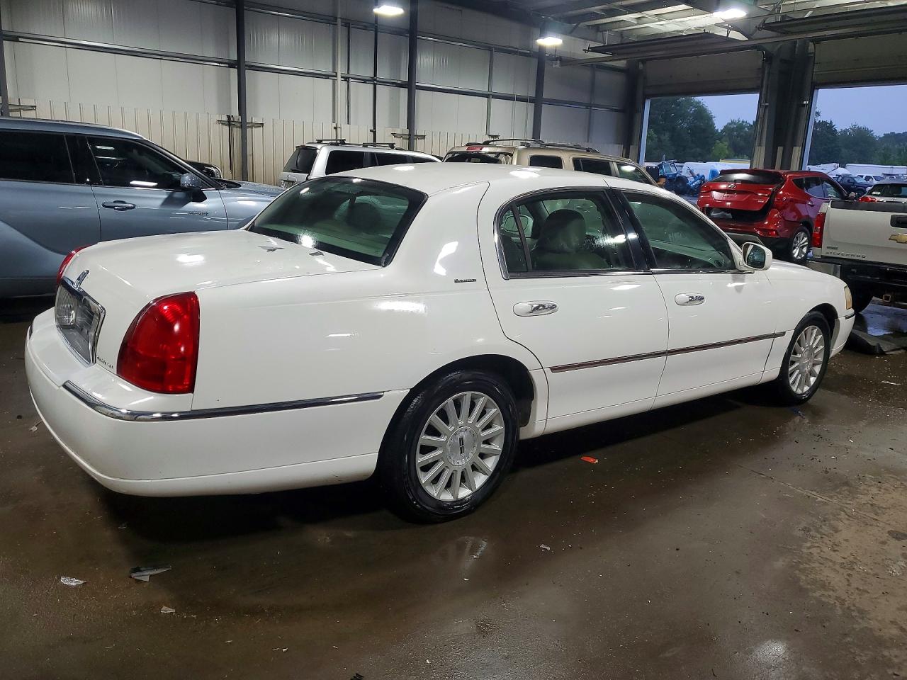 2003 Lincoln Town Car Executive White vin: 1LNHM81W63Y624847