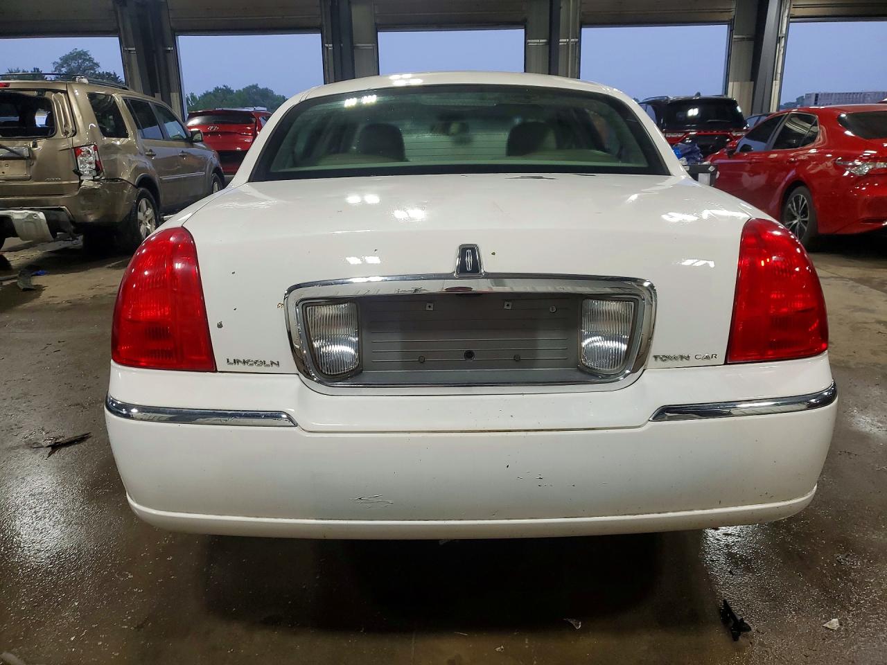 2003 Lincoln Town Car Executive White vin: 1LNHM81W63Y624847