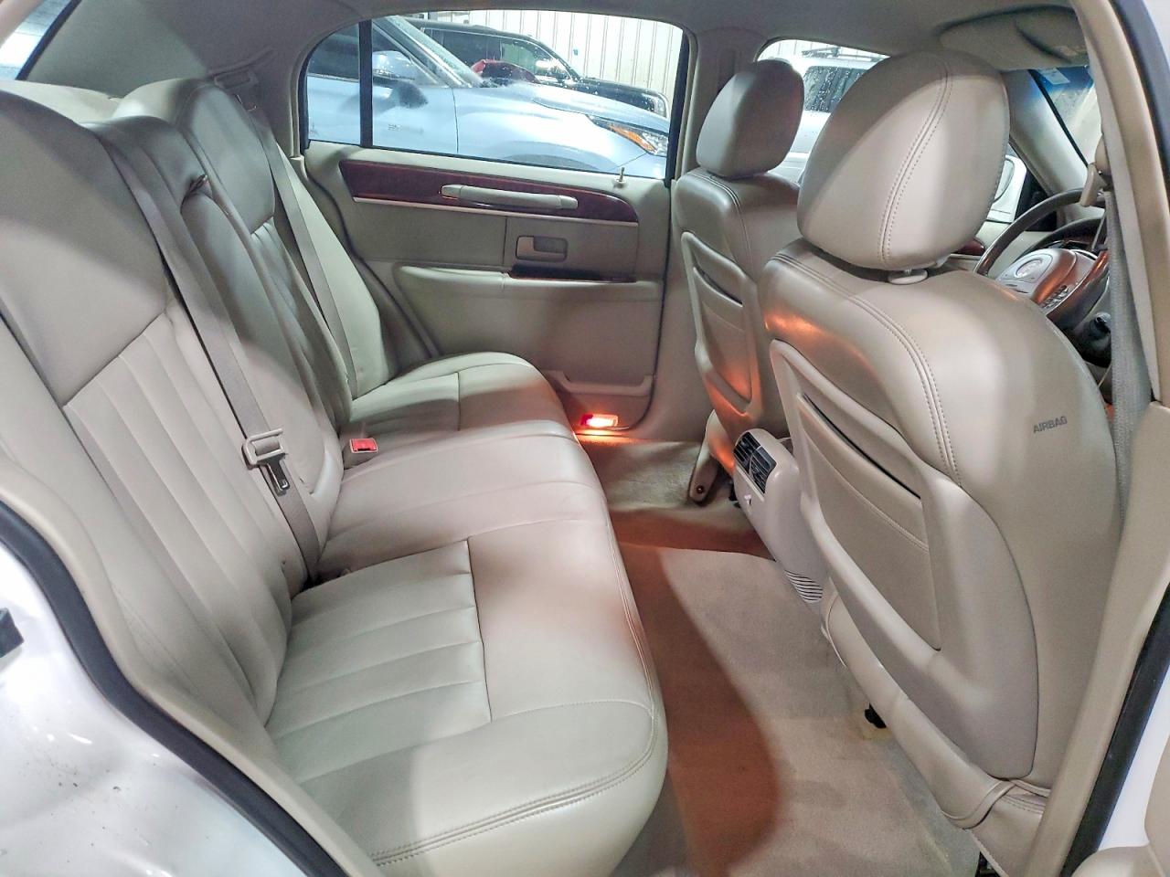 2003 Lincoln Town Car Executive White vin: 1LNHM81W63Y624847
