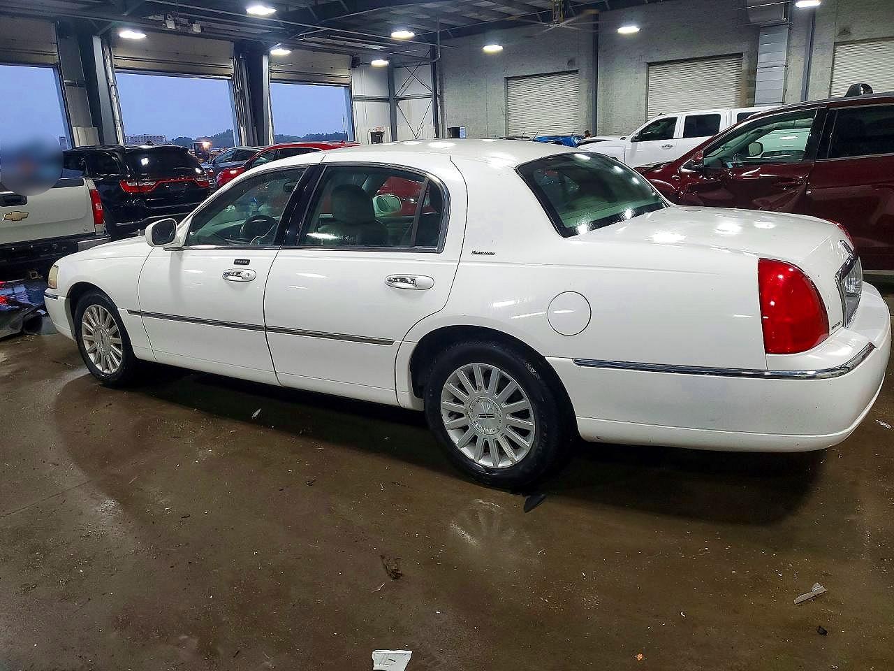 2003 Lincoln Town Car Executive White vin: 1LNHM81W63Y624847