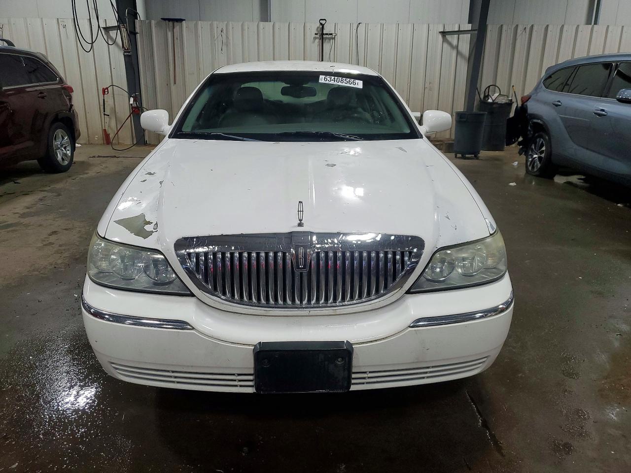 2003 Lincoln Town Car Executive White vin: 1LNHM81W63Y624847