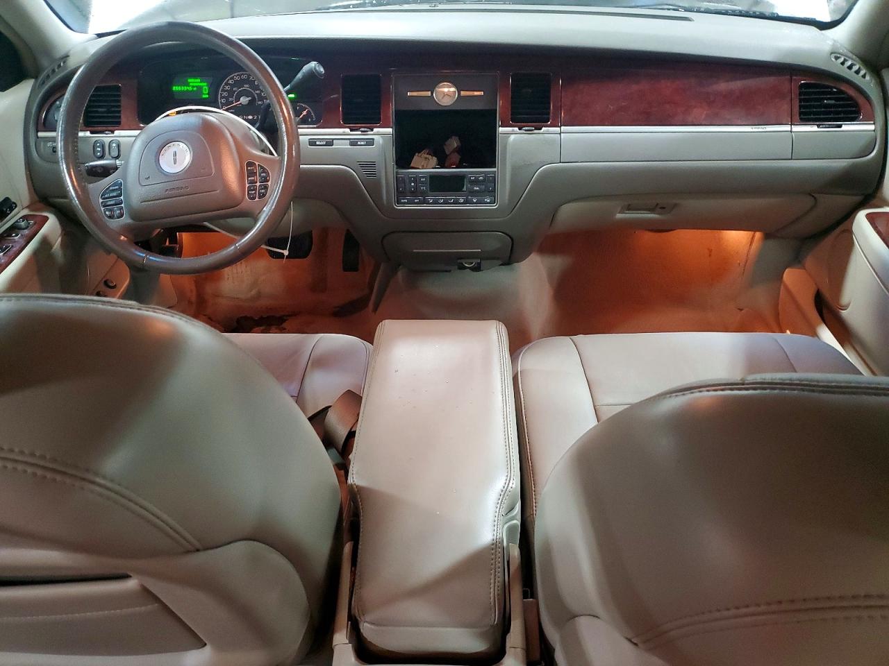 2003 Lincoln Town Car Executive White vin: 1LNHM81W63Y624847