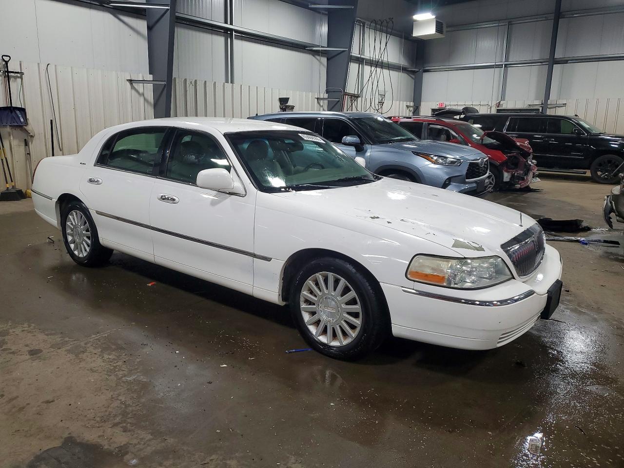 2003 Lincoln Town Car Executive White vin: 1LNHM81W63Y624847