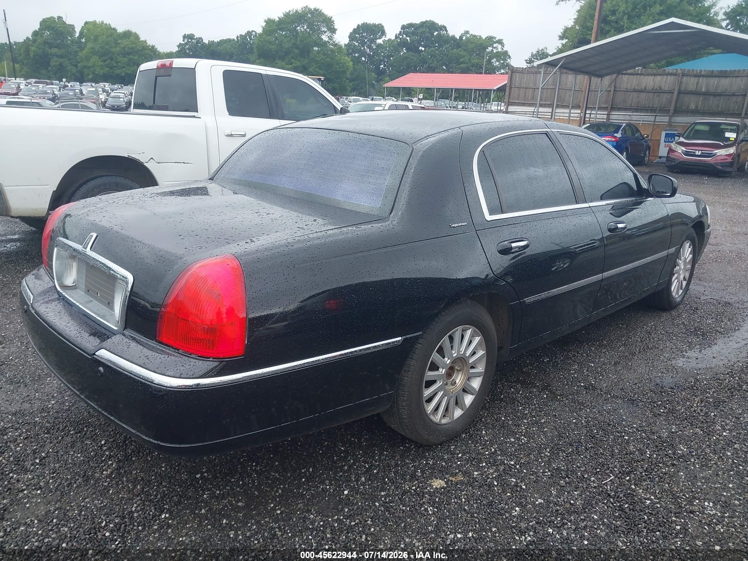 2004 Lincoln Town Car Signature Черный vin: 1LNHM81W64Y619908