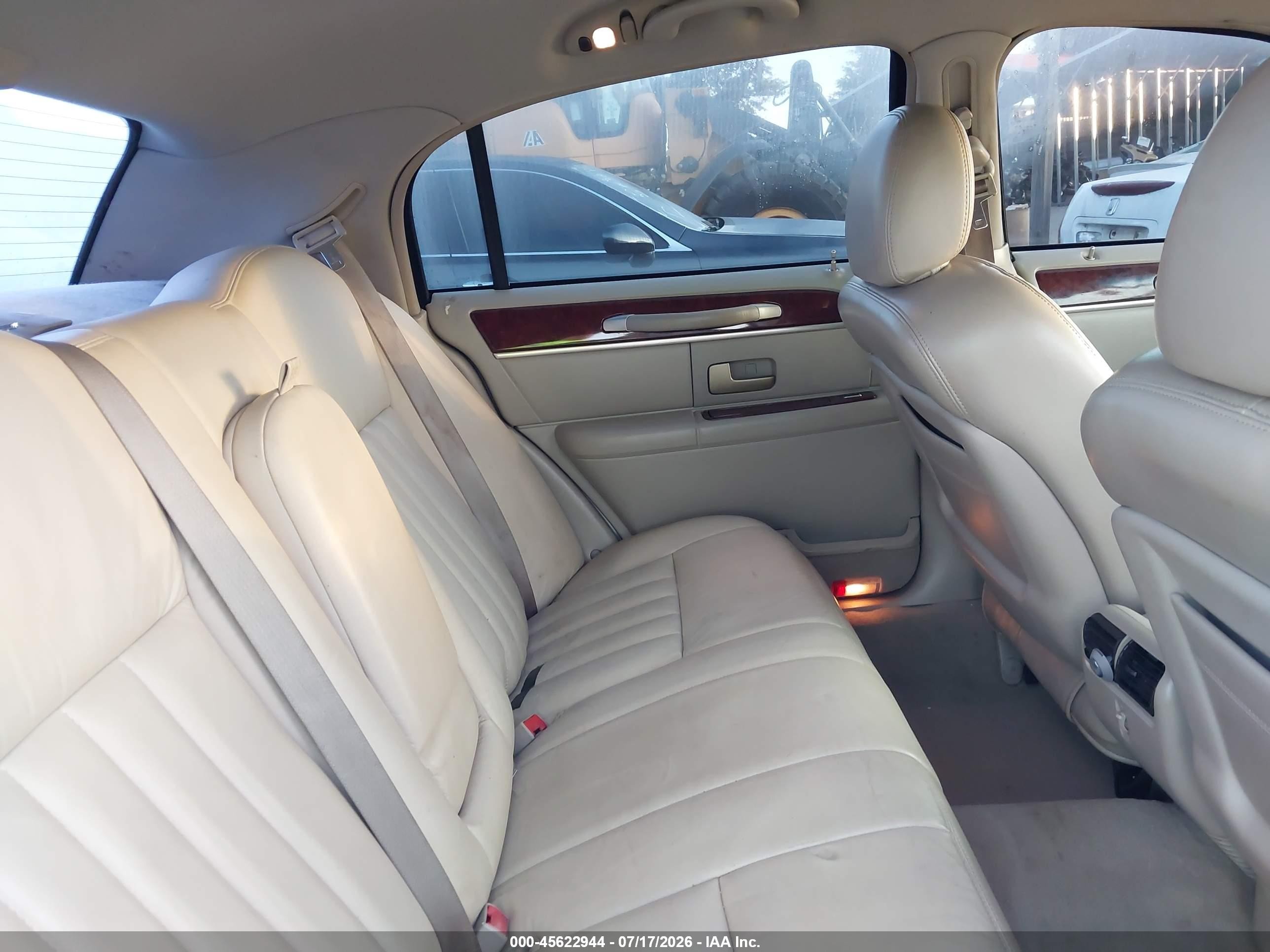 2004 Lincoln Town Car Signature Черный vin: 1LNHM81W64Y619908