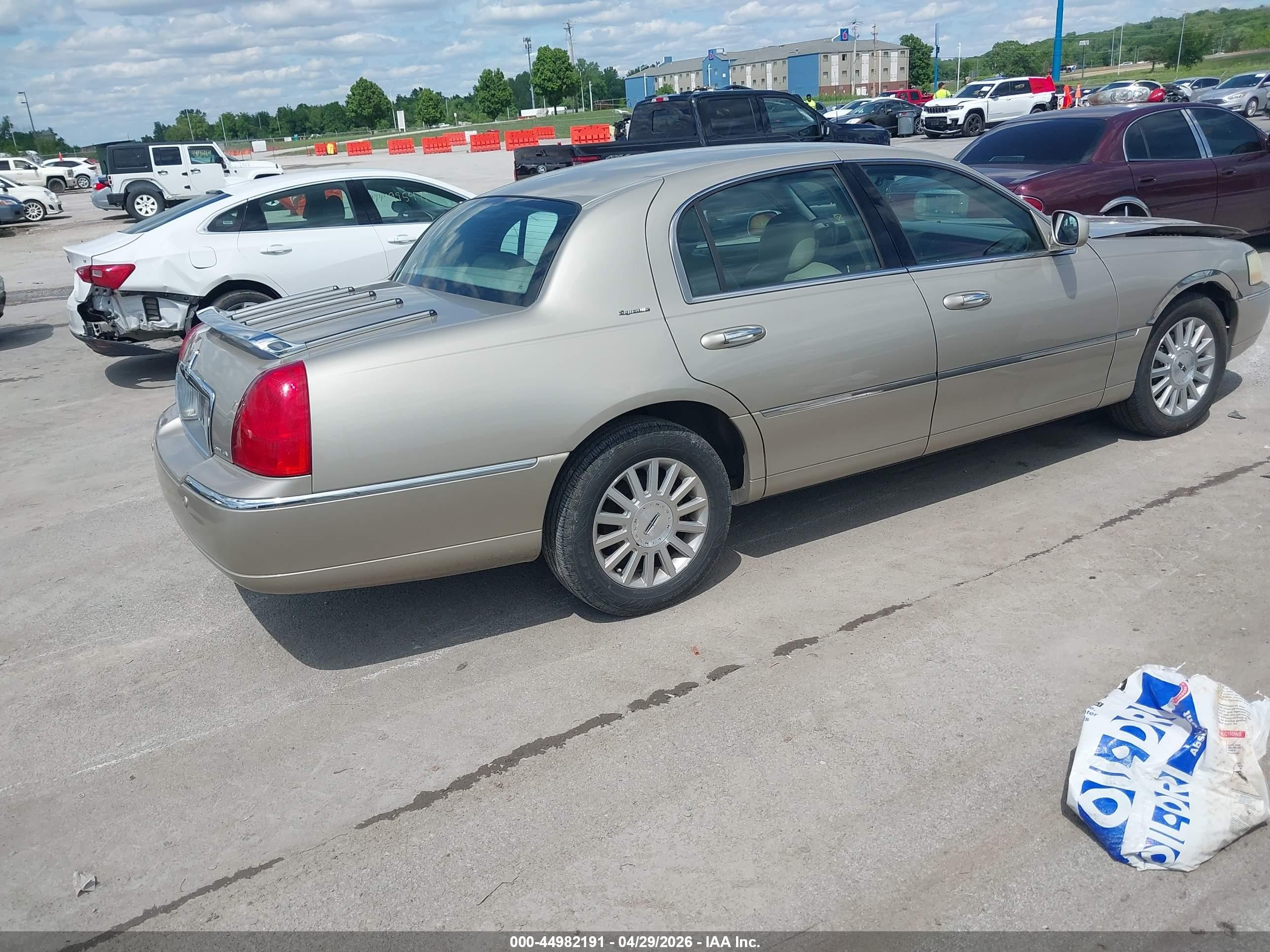 2004 Lincoln Town Car Signature Gold vin: 1LNHM81W64Y649295
