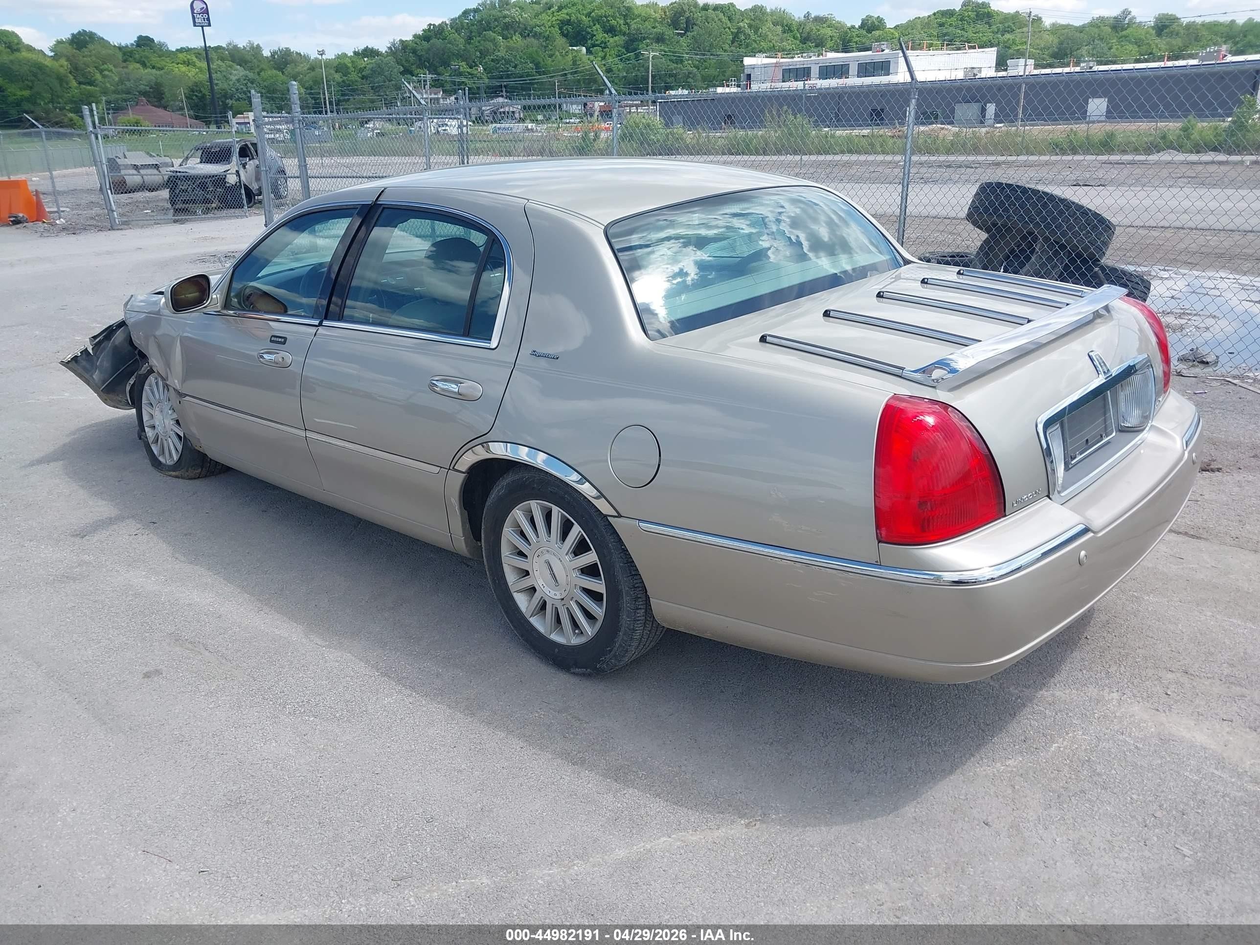 2004 Lincoln Town Car Signature Gold vin: 1LNHM81W64Y649295