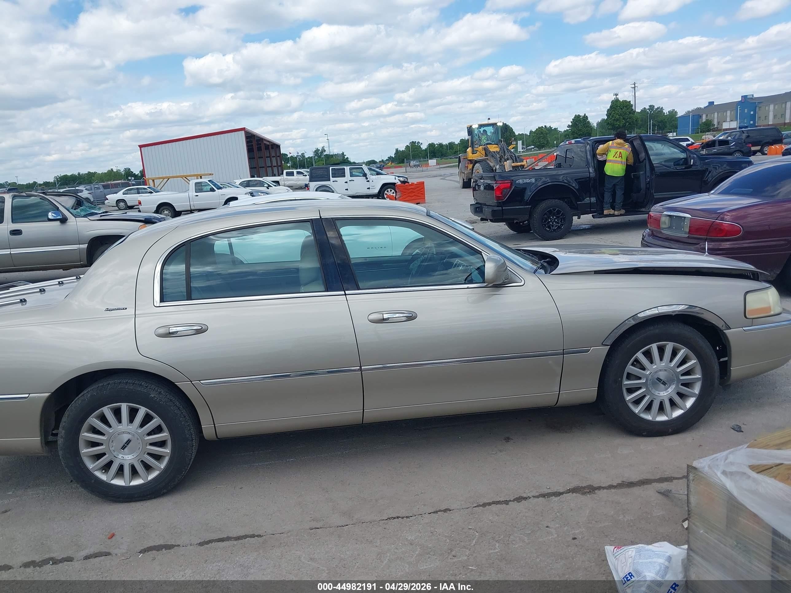 2004 Lincoln Town Car Signature Gold vin: 1LNHM81W64Y649295