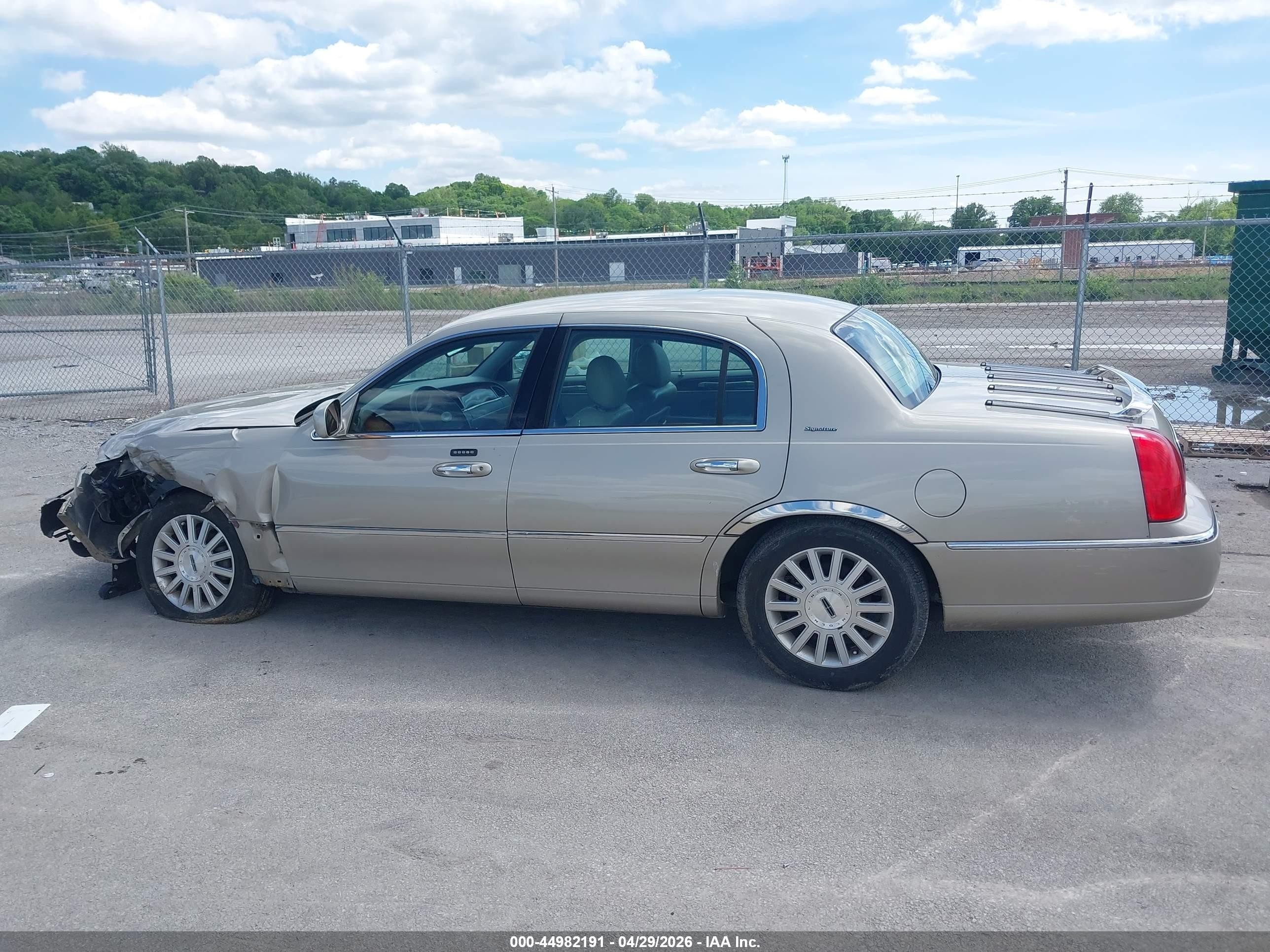 2004 Lincoln Town Car Signature Gold vin: 1LNHM81W64Y649295