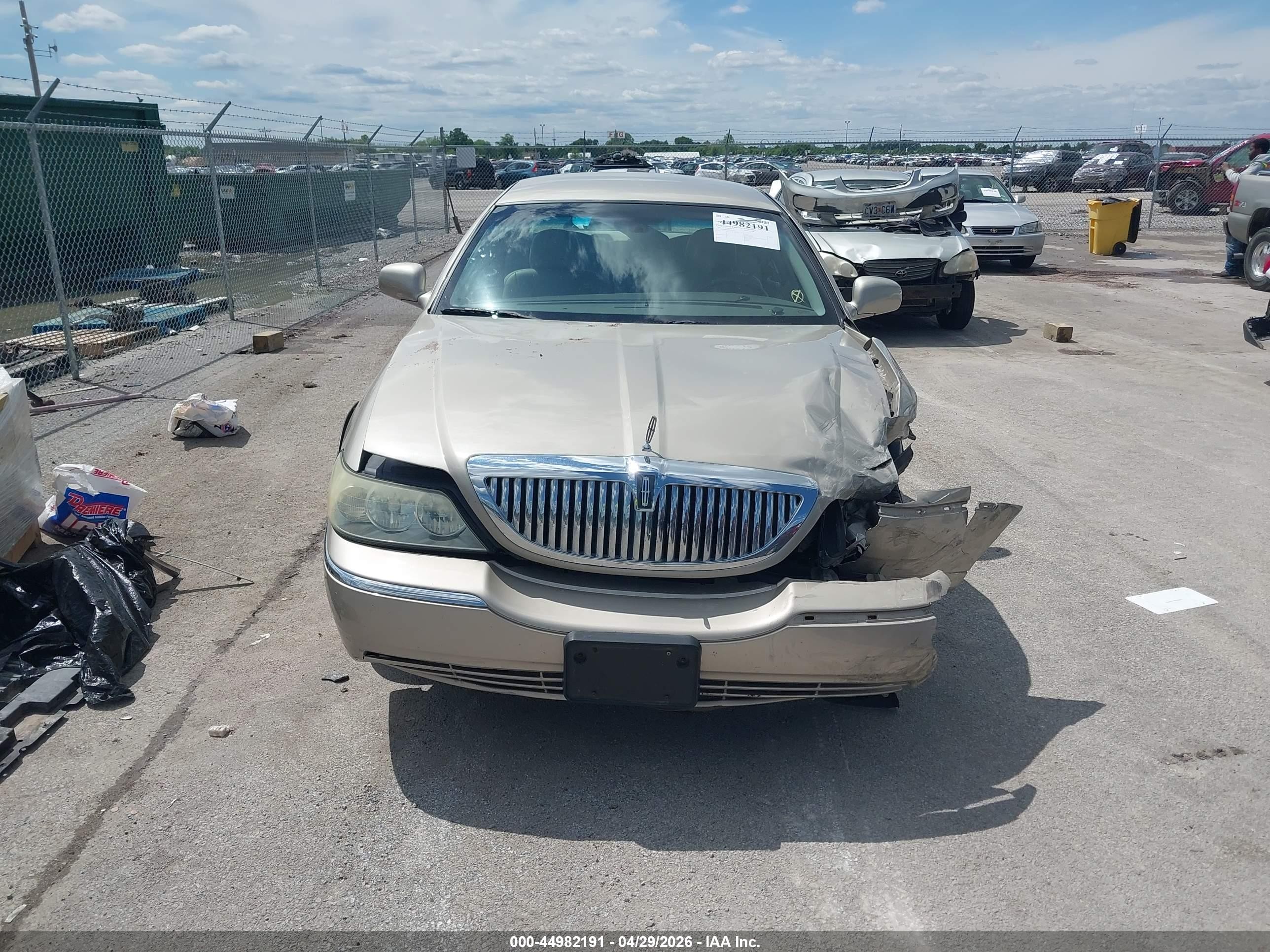 2004 Lincoln Town Car Signature Gold vin: 1LNHM81W64Y649295
