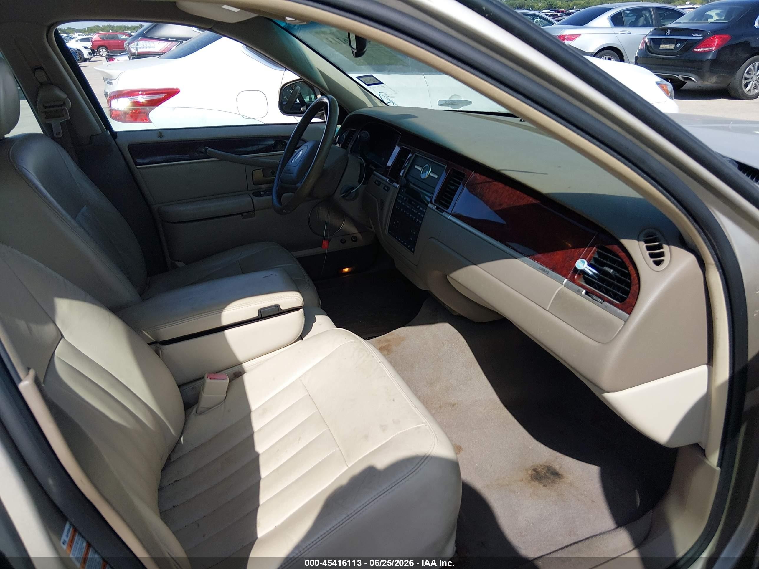 2004 Lincoln Town Car Signature Tan vin: 1LNHM81W64Y677744