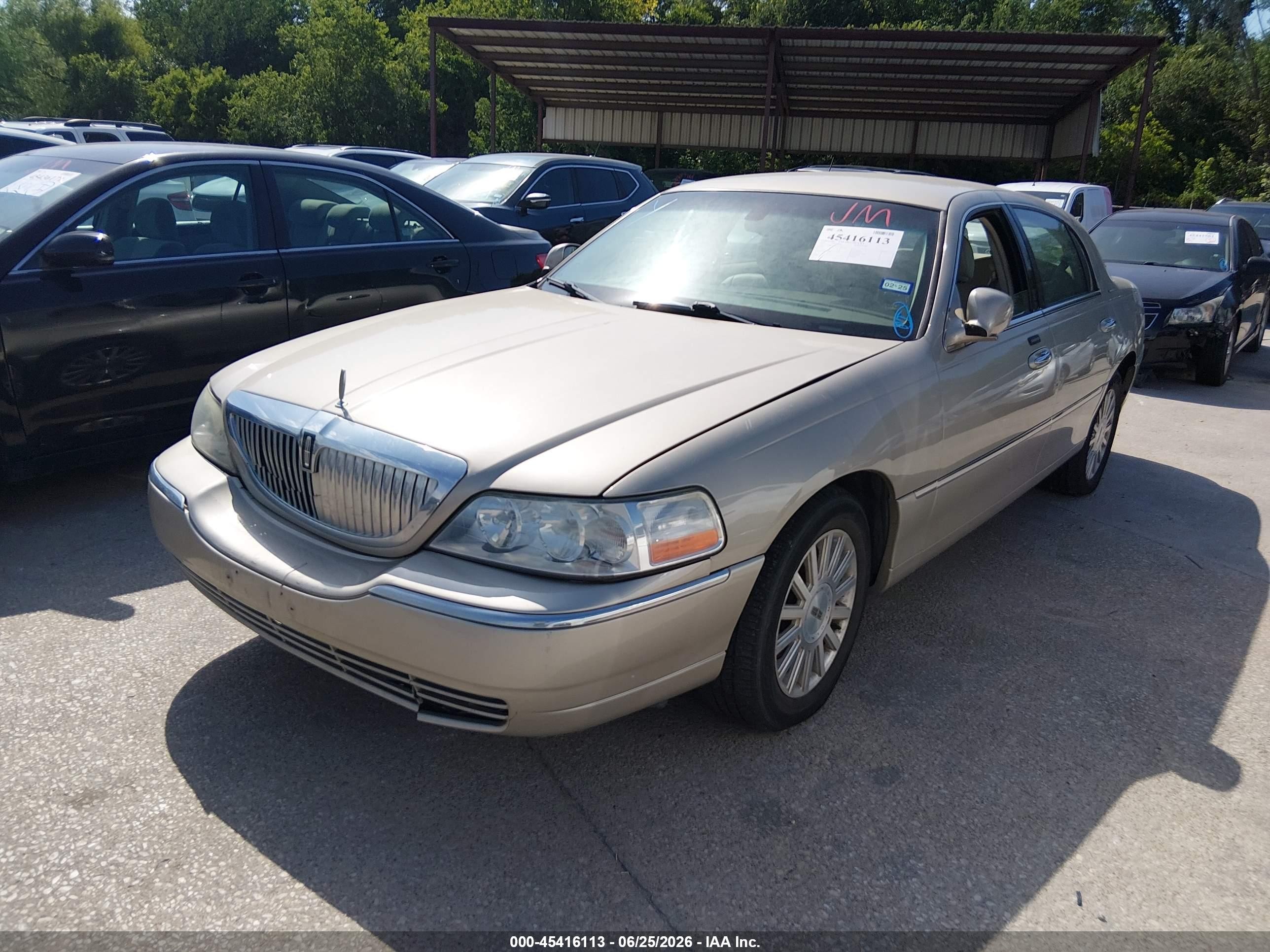 2004 Lincoln Town Car Signature Tan vin: 1LNHM81W64Y677744
