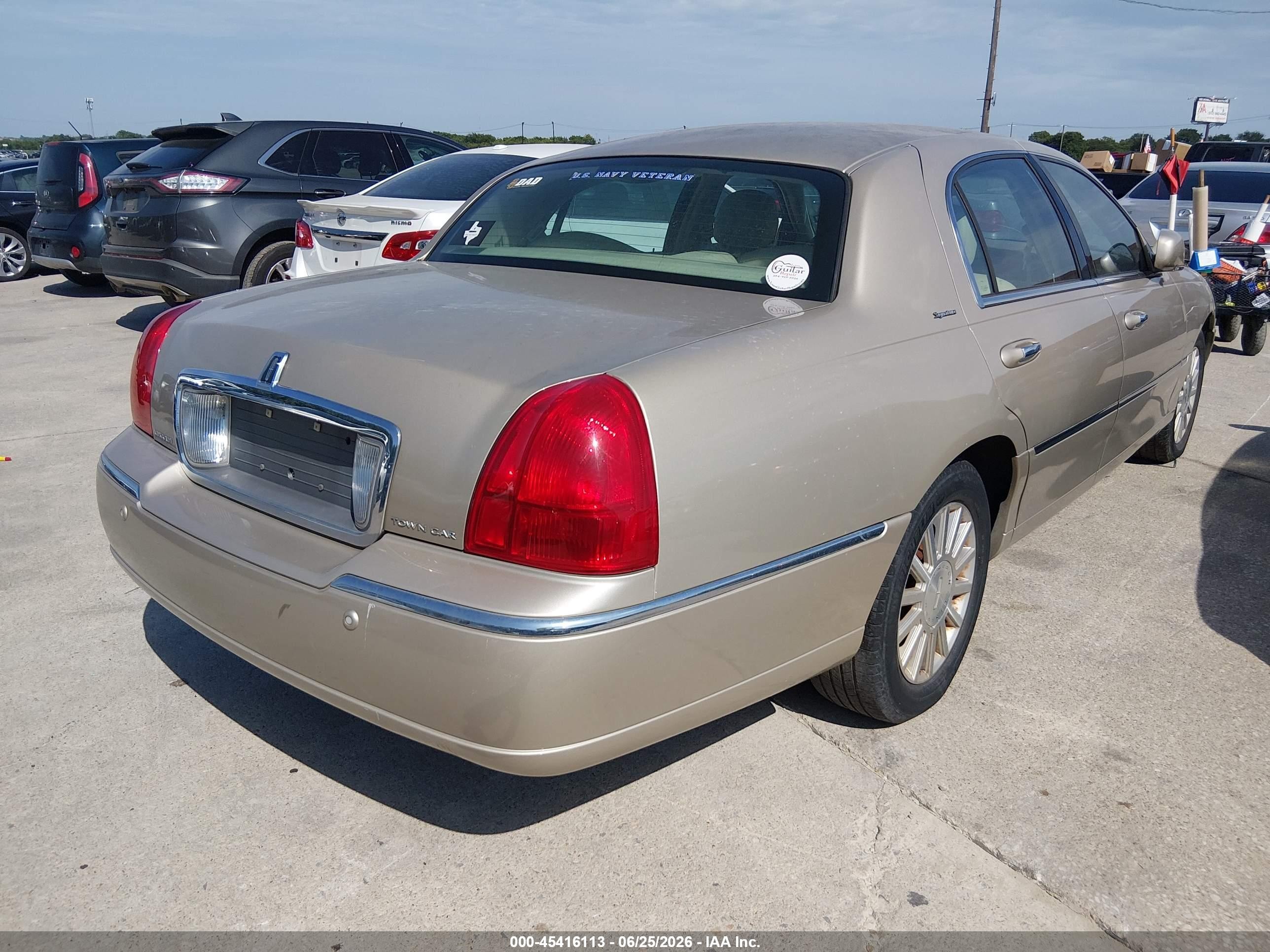 2004 Lincoln Town Car Signature Tan vin: 1LNHM81W64Y677744
