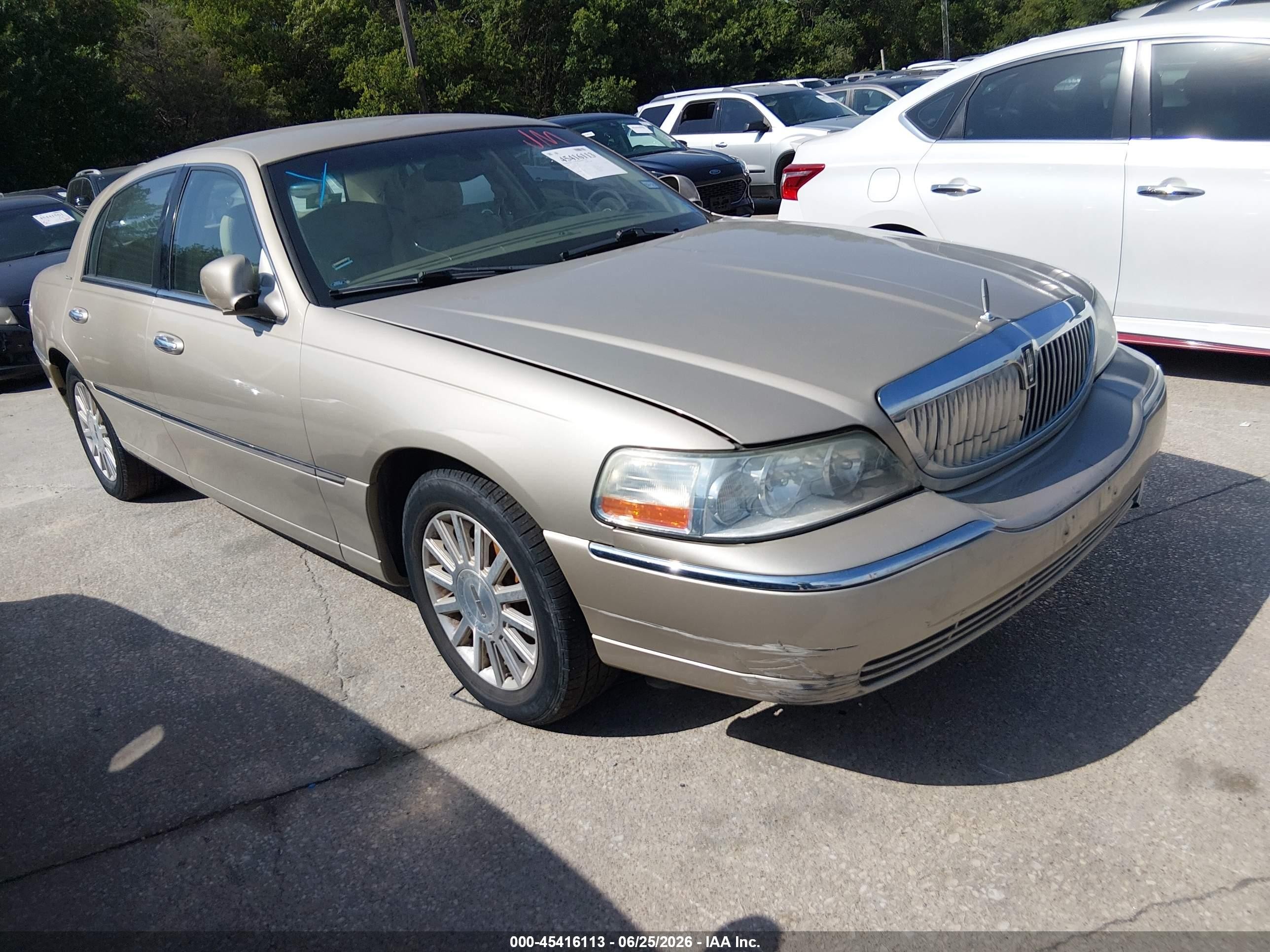 2004 Lincoln Town Car Signature Tan vin: 1LNHM81W64Y677744