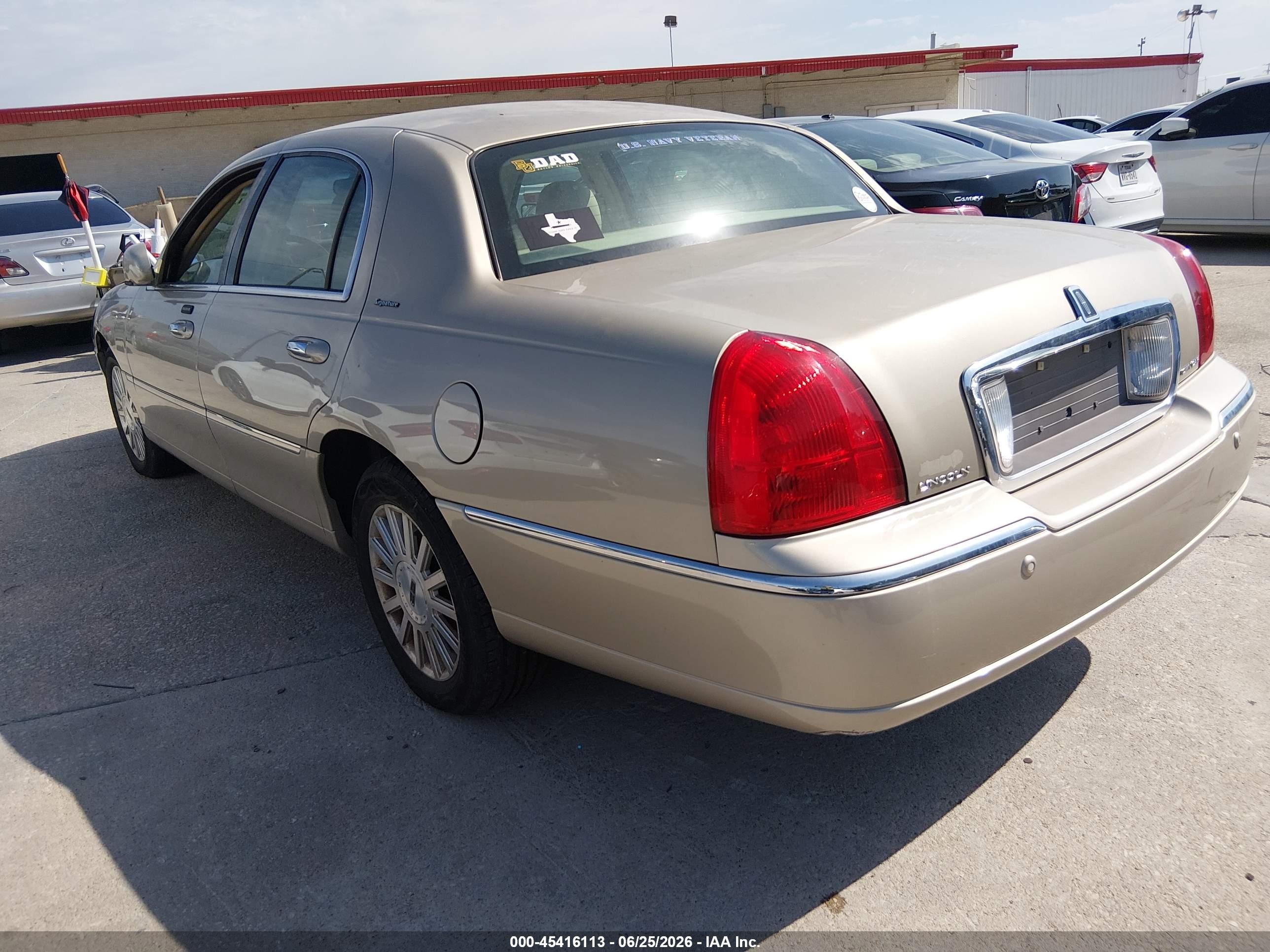2004 Lincoln Town Car Signature Tan vin: 1LNHM81W64Y677744