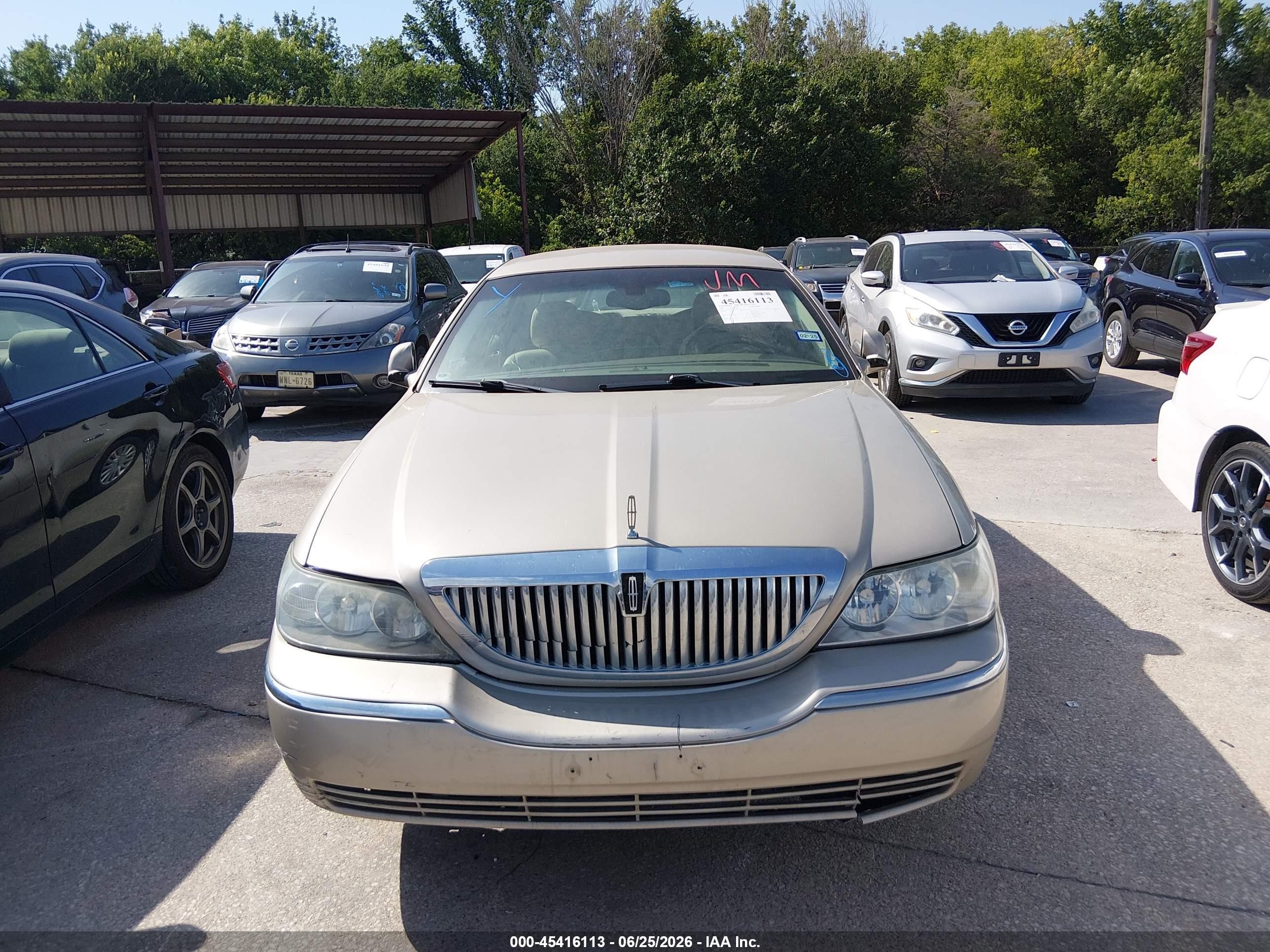 2004 Lincoln Town Car Signature Tan vin: 1LNHM81W64Y677744