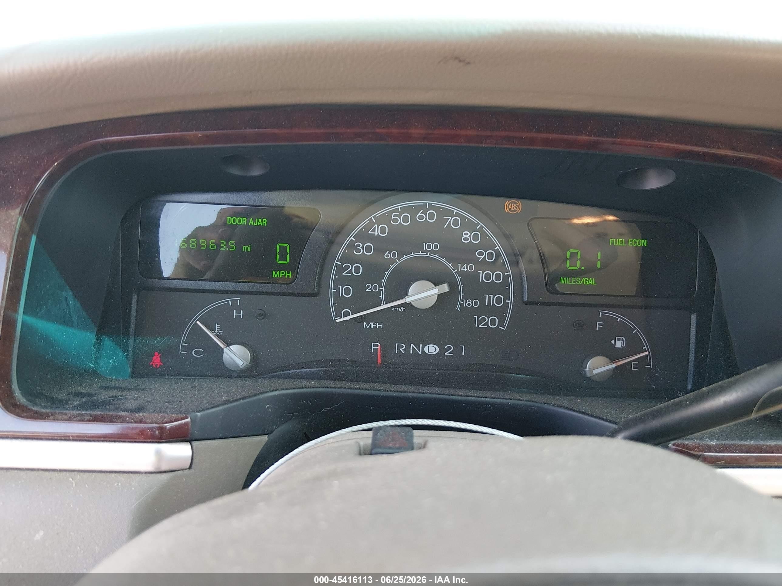 2004 Lincoln Town Car Signature Tan vin: 1LNHM81W64Y677744