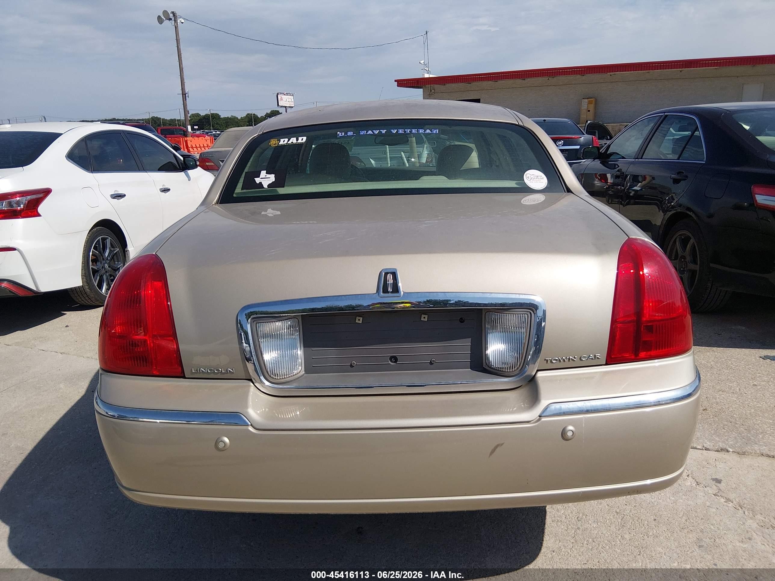 2004 Lincoln Town Car Signature Tan vin: 1LNHM81W64Y677744