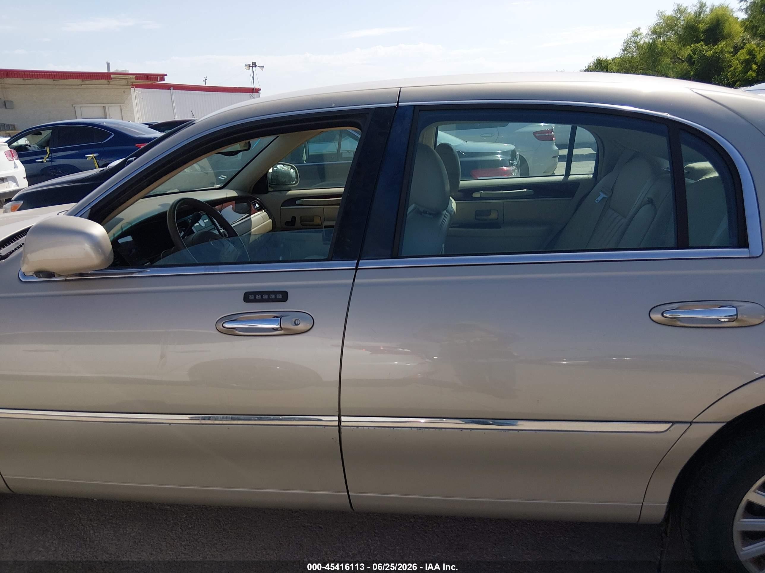 2004 Lincoln Town Car Signature Tan vin: 1LNHM81W64Y677744