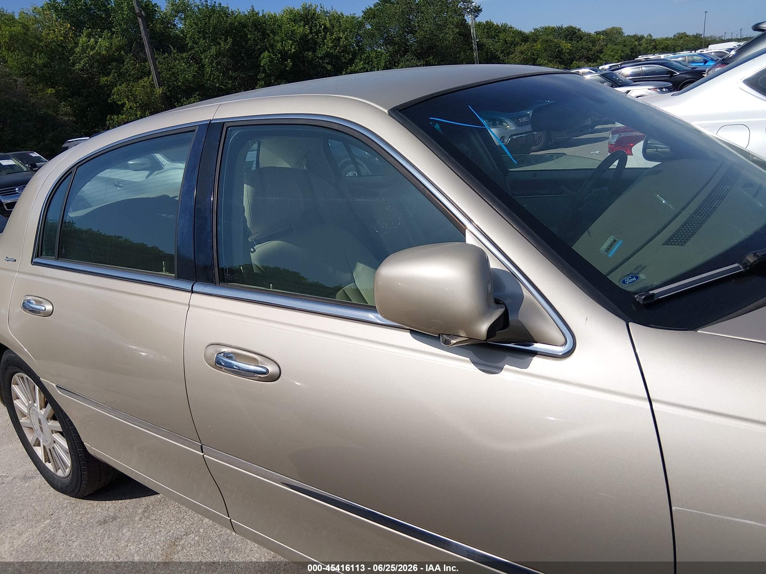 2004 Lincoln Town Car Signature Tan vin: 1LNHM81W64Y677744