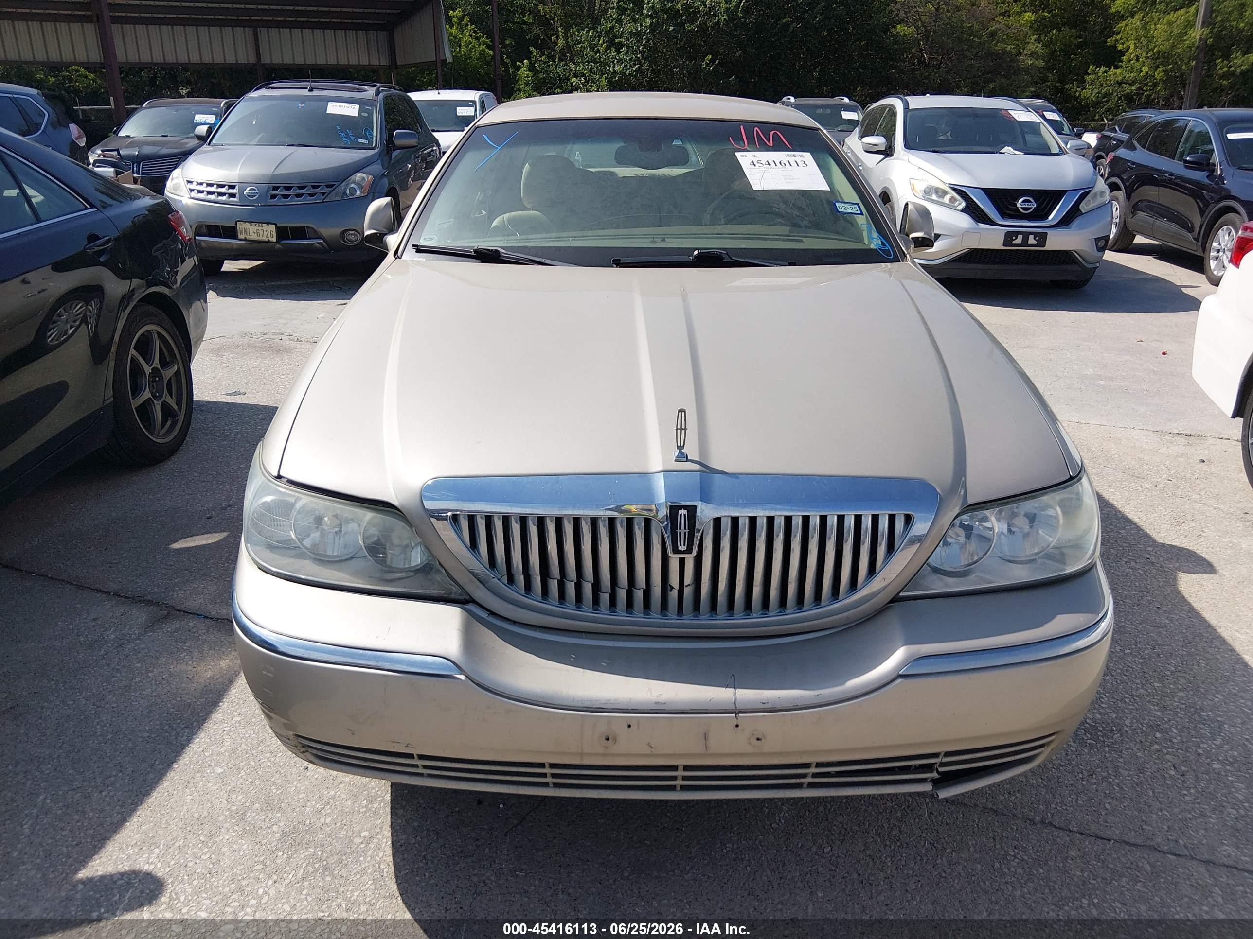 2004 Lincoln Town Car Signature Tan vin: 1LNHM81W64Y677744