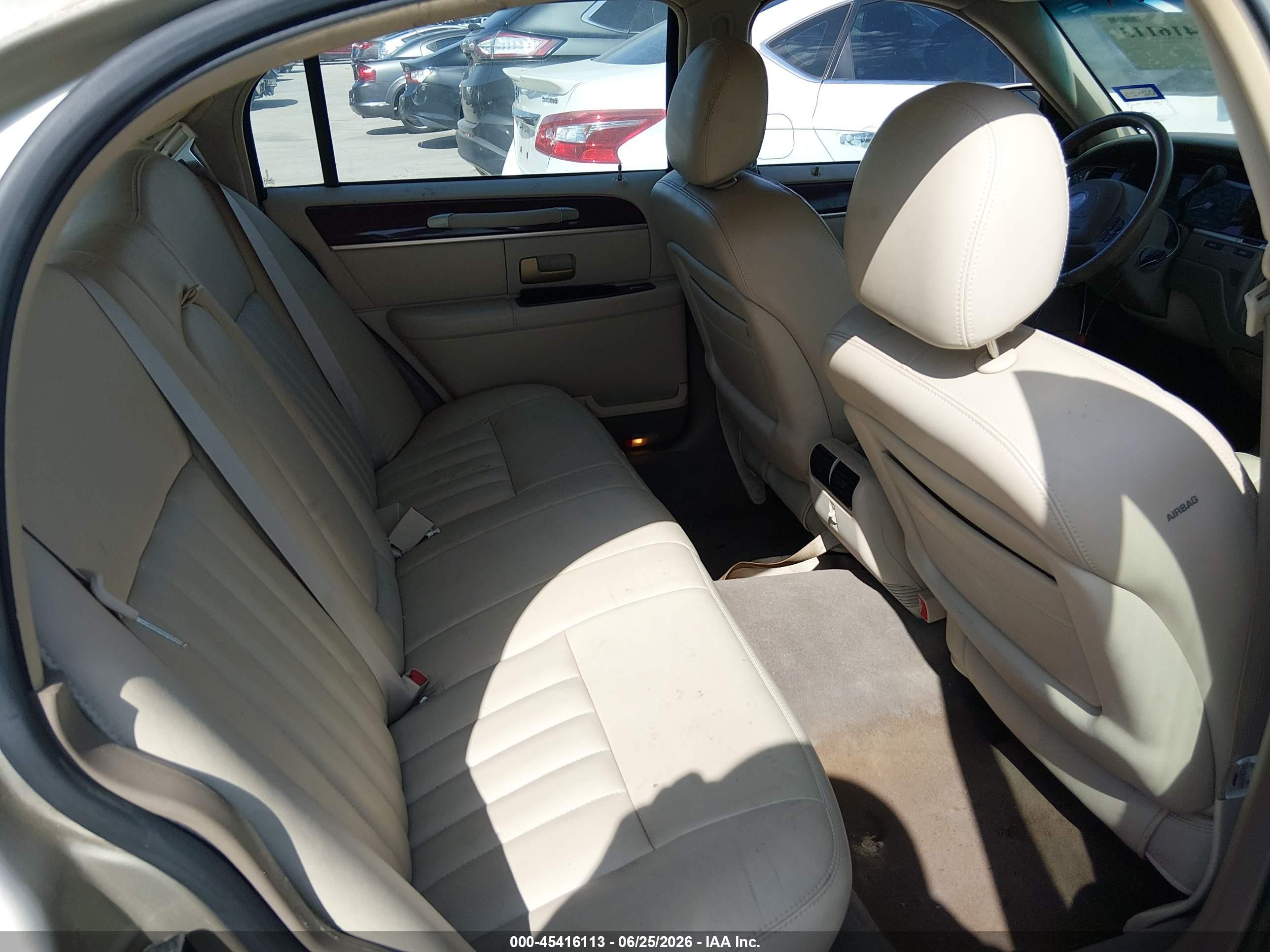2004 Lincoln Town Car Signature Tan vin: 1LNHM81W64Y677744