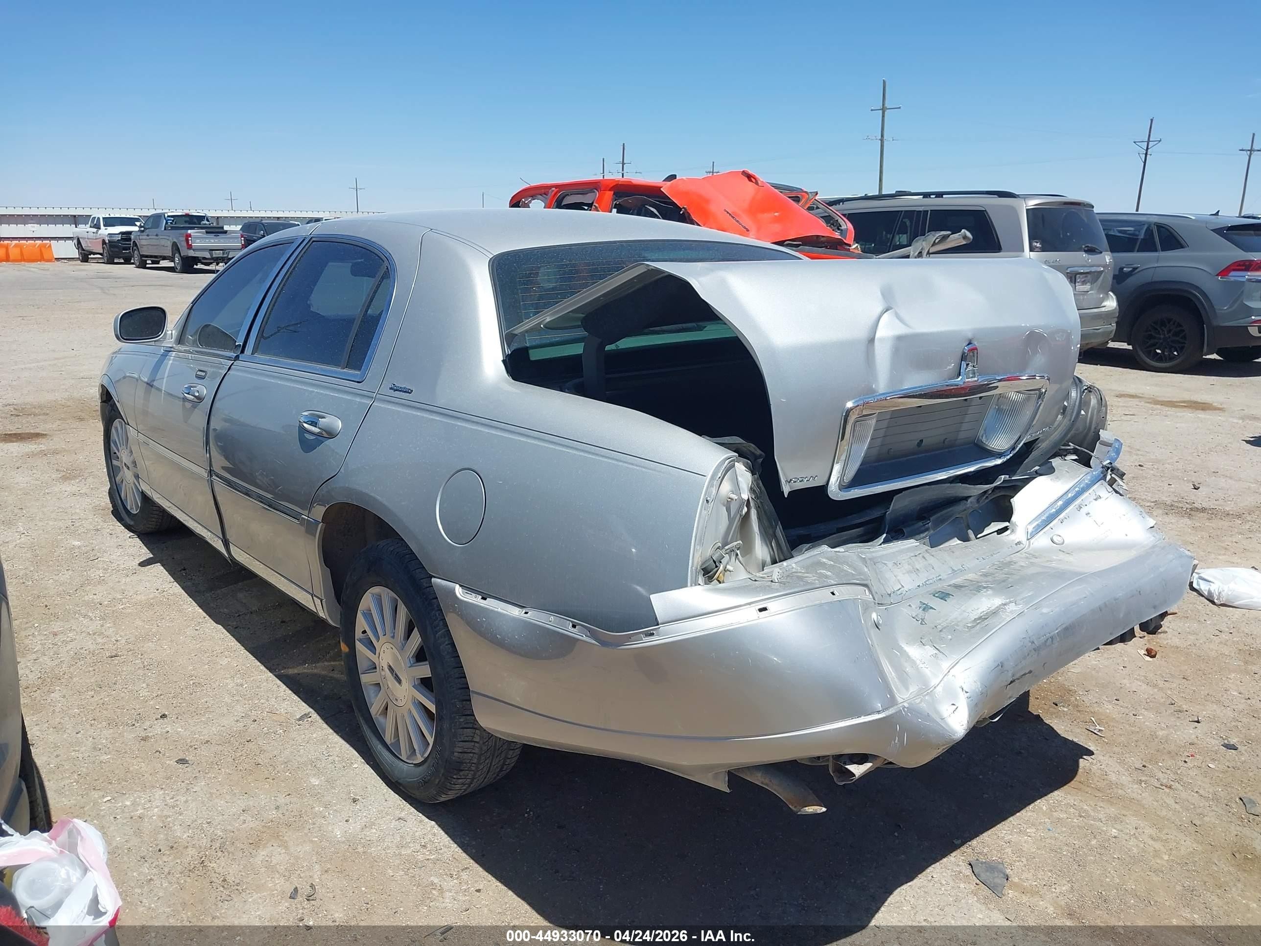 2004 Lincoln Town Car Signature Silver vin: 1LNHM81W64Y681986