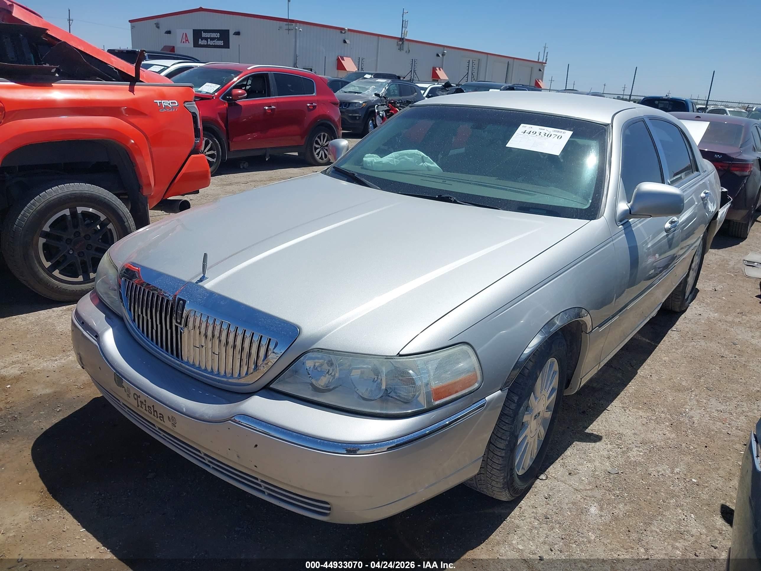 2004 Lincoln Town Car Signature Silver vin: 1LNHM81W64Y681986