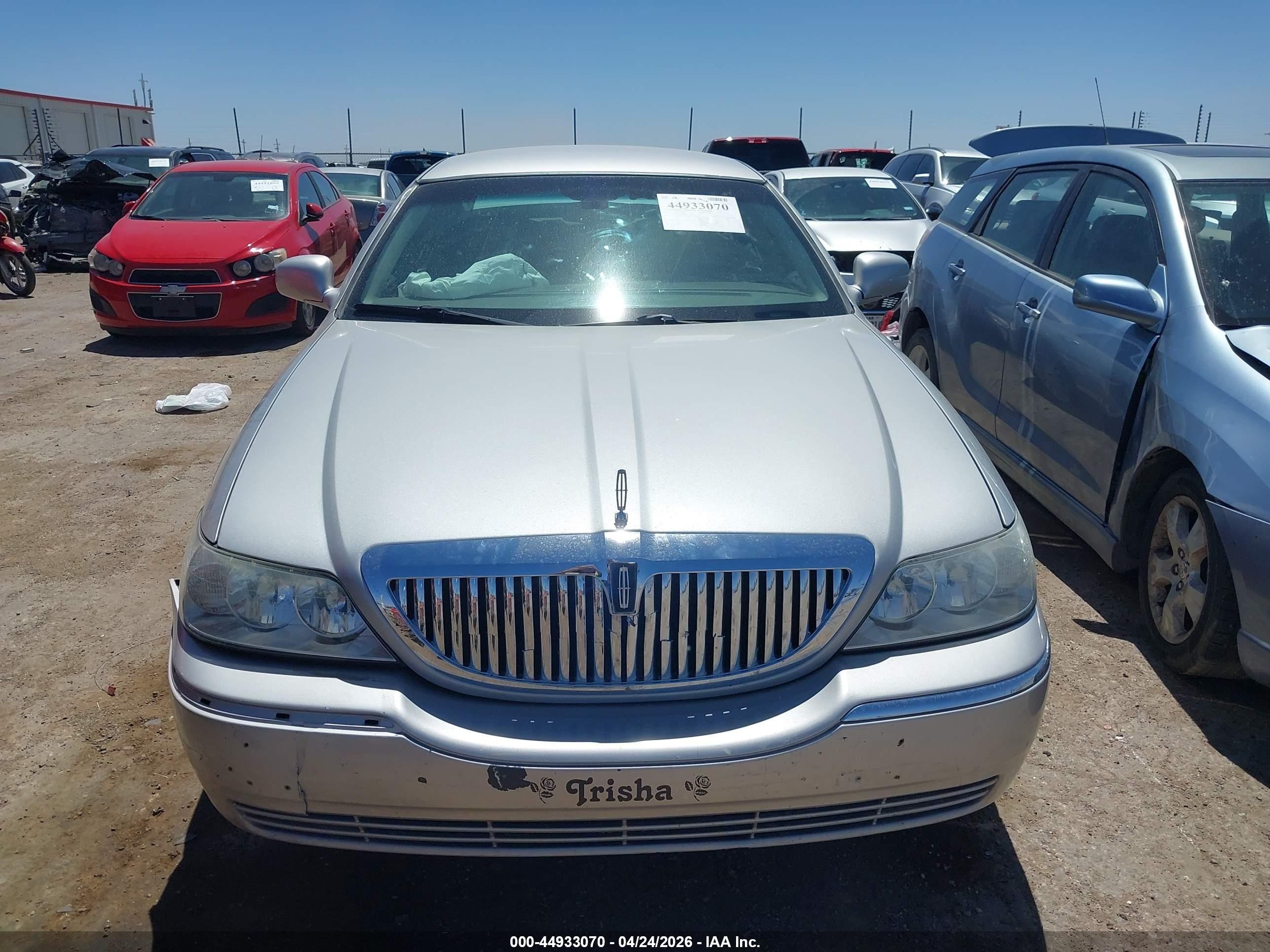 2004 Lincoln Town Car Signature Silver vin: 1LNHM81W64Y681986