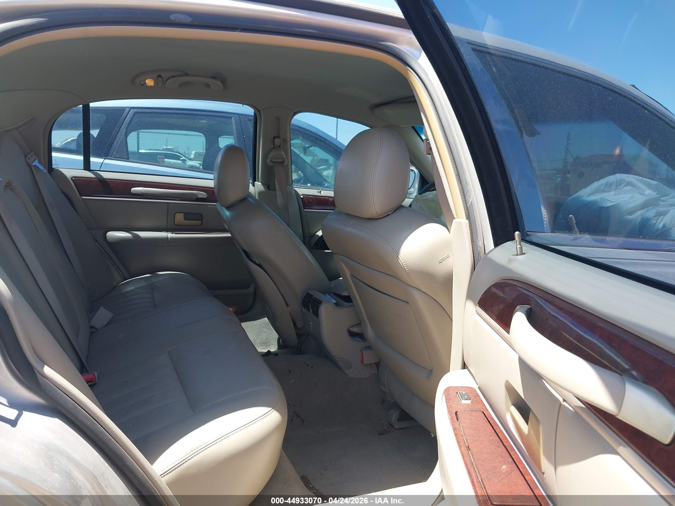 2004 Lincoln Town Car Signature Silver vin: 1LNHM81W64Y681986